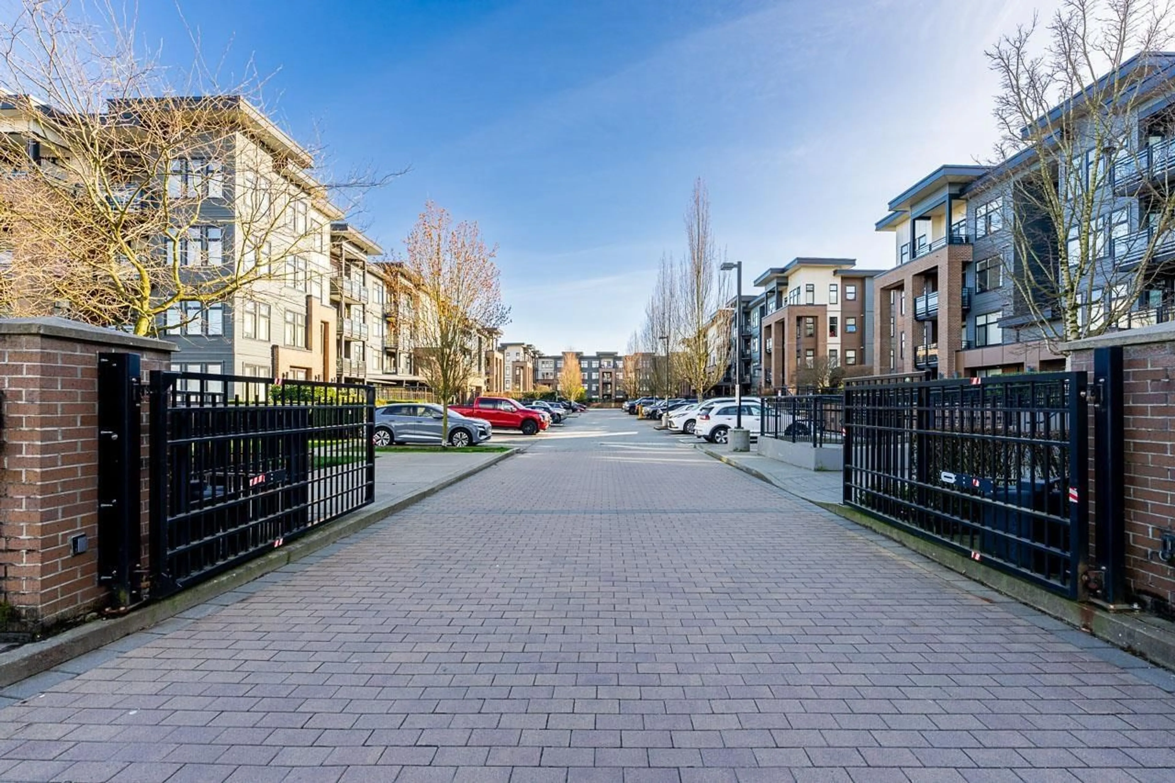 A pic from outside/outdoor area/front of a property/back of a property/a pic from drone, street for 202 - 20078 FRASER HIGHWAY, Langley British Columbia V3A4E5