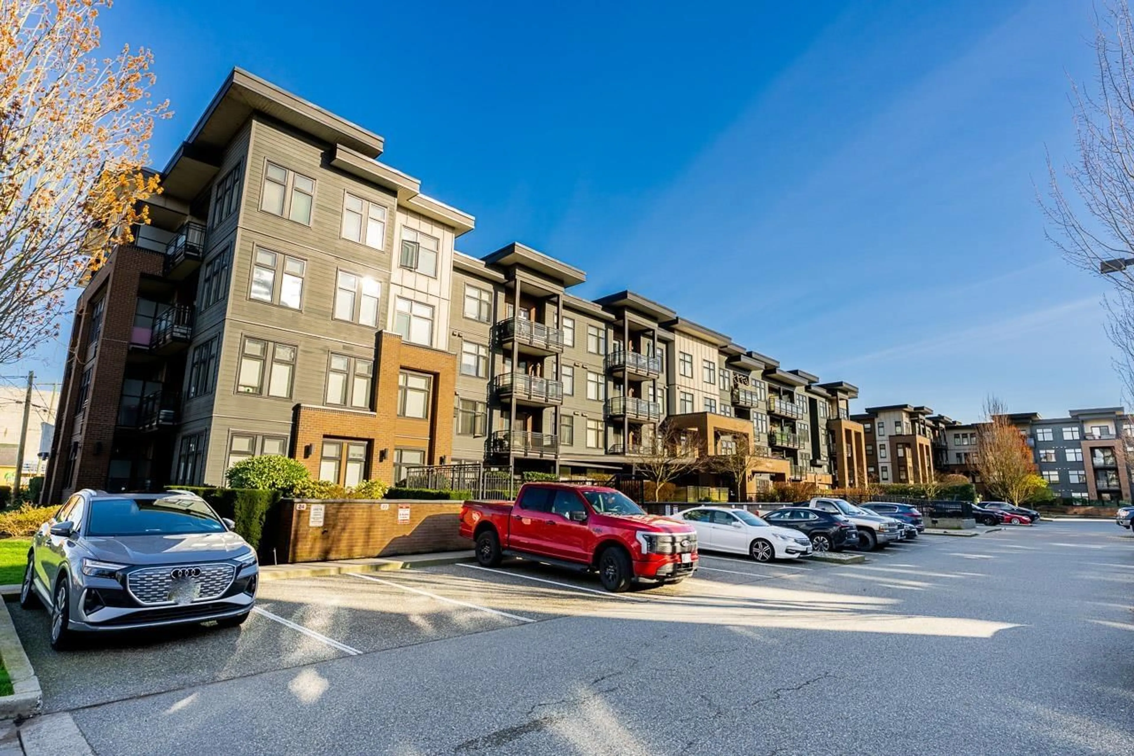 A pic from outside/outdoor area/front of a property/back of a property/a pic from drone, street for 202 - 20078 FRASER HIGHWAY, Langley British Columbia V3A4E5