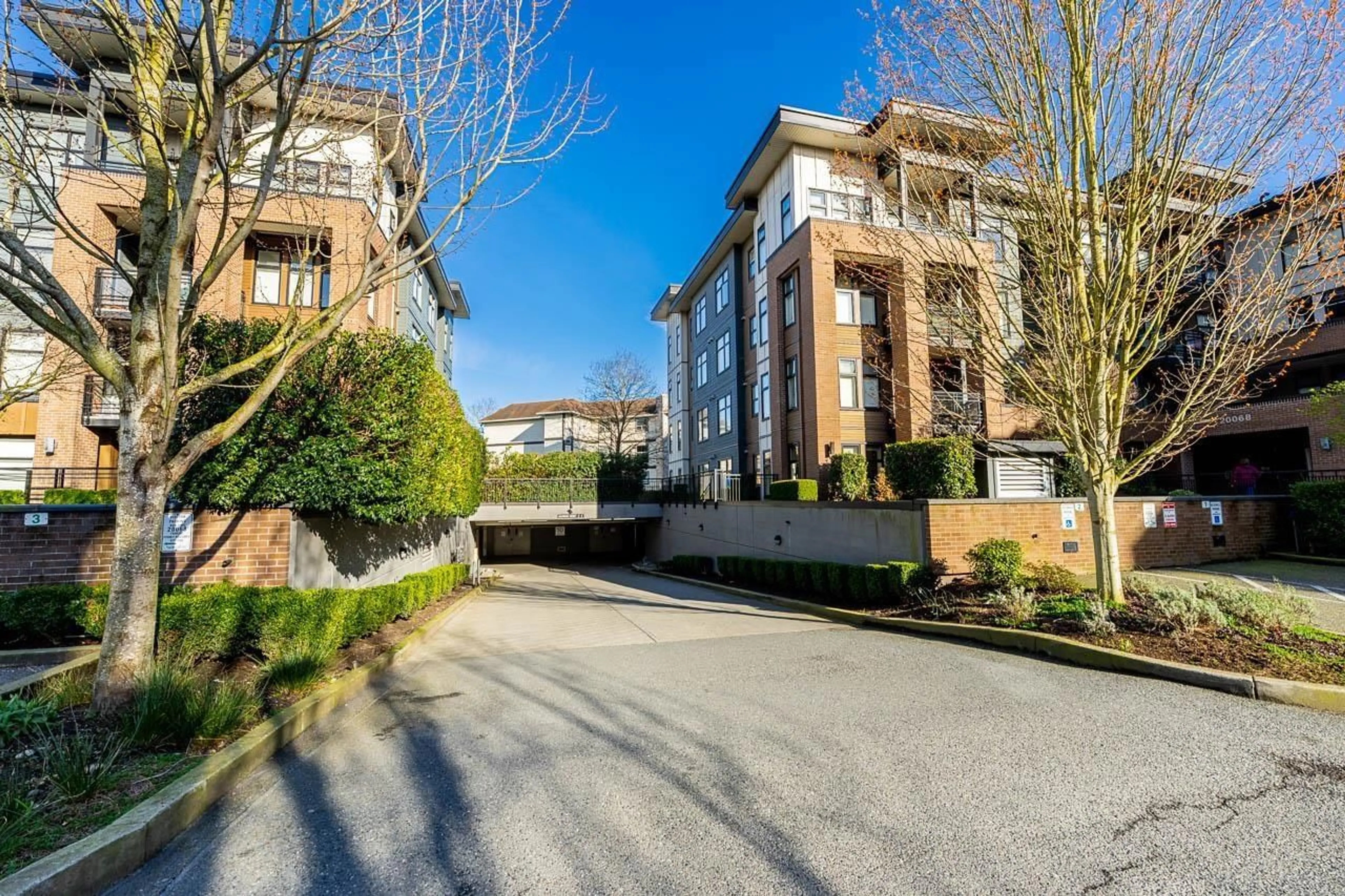 A pic from outside/outdoor area/front of a property/back of a property/a pic from drone, street for 202 - 20078 FRASER HIGHWAY, Langley British Columbia V3A4E5