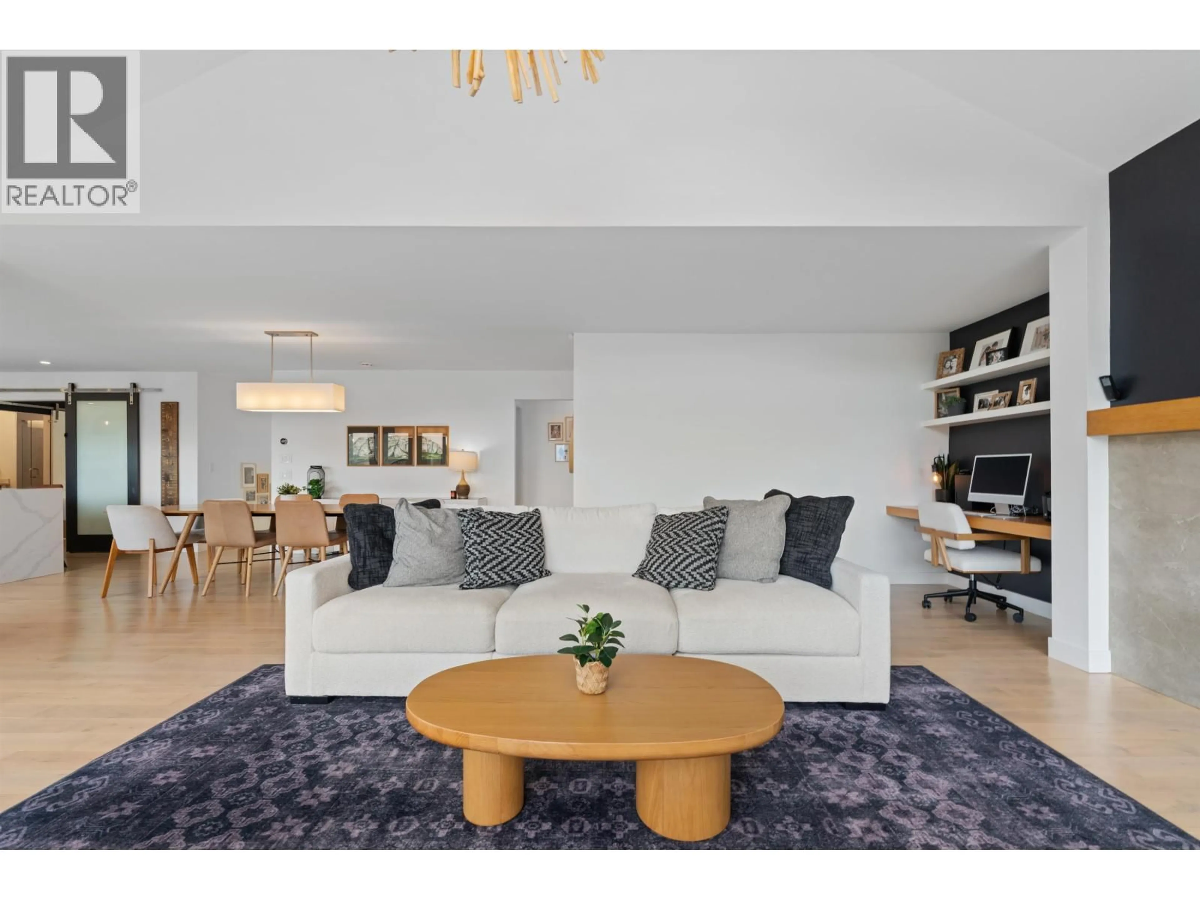 Living room with furniture, wood/laminate floor for 2309 GREENWOOD WAY, Squamish British Columbia V8B0P3