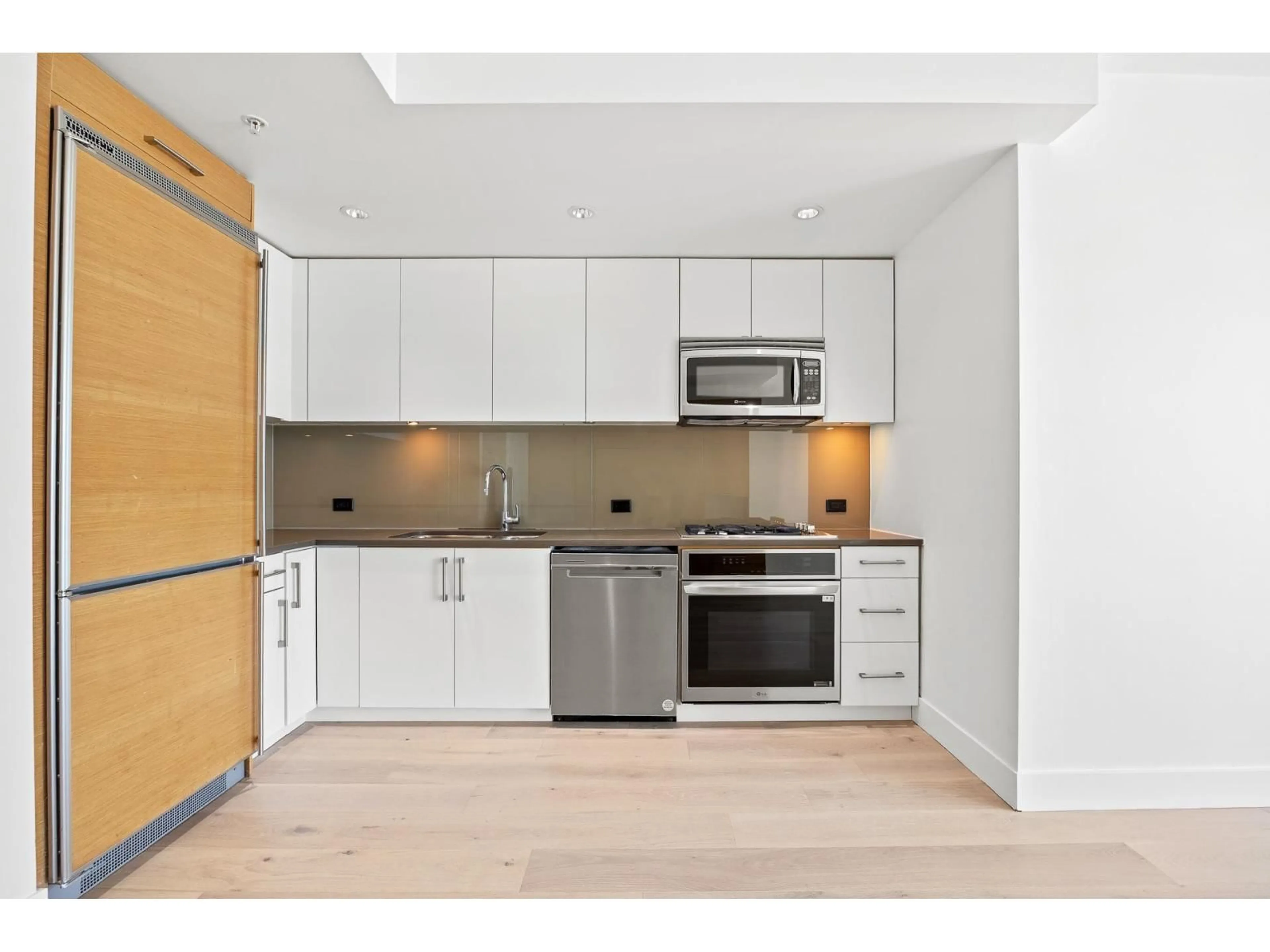 Standard kitchen, wood/laminate floor for 1505 - 1473 JOHNSTON ROAD, White Rock British Columbia V4B0A2