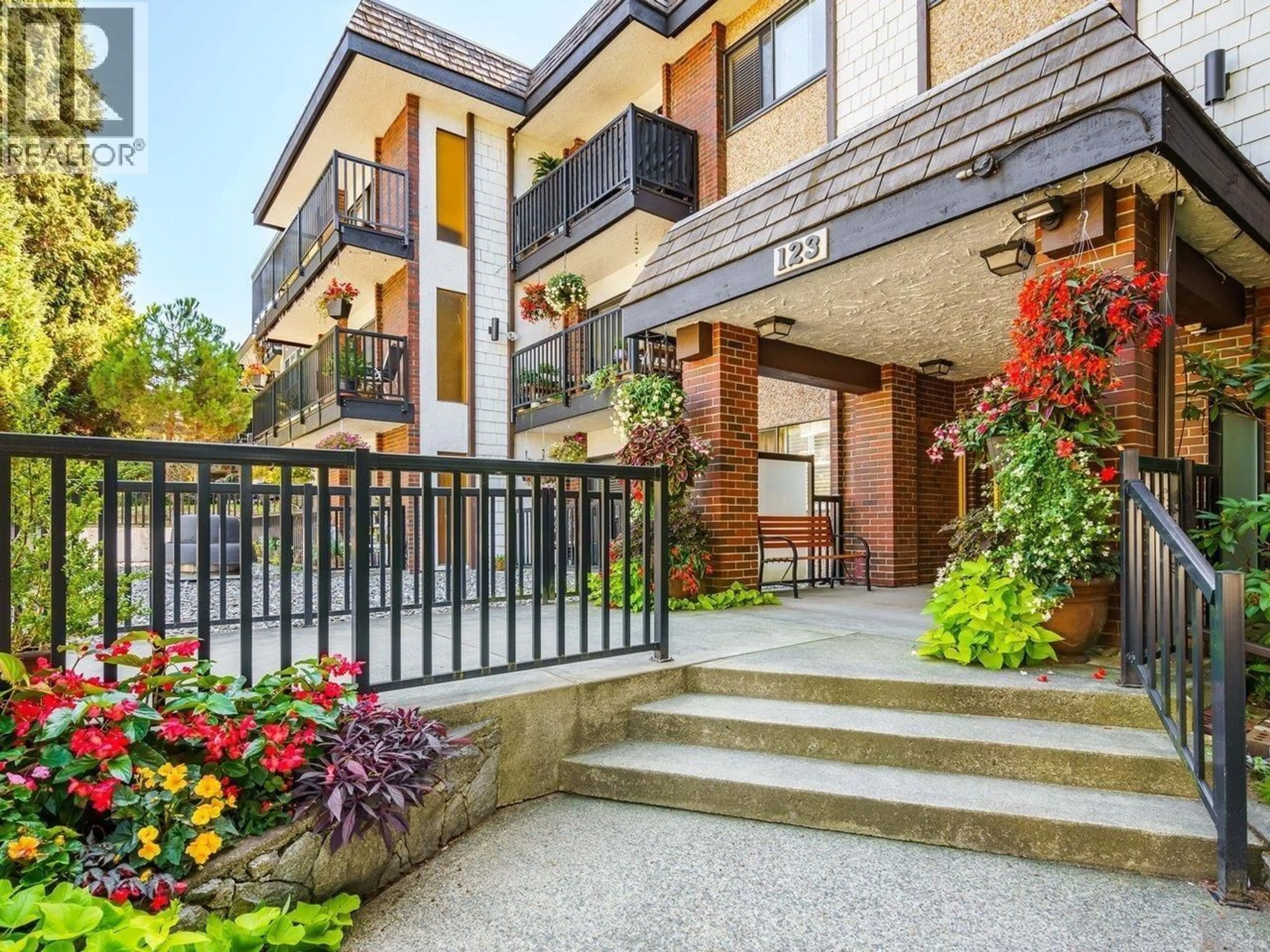 Patio, street for 107 - 123 19TH STREET, North Vancouver British Columbia V7L2Y9