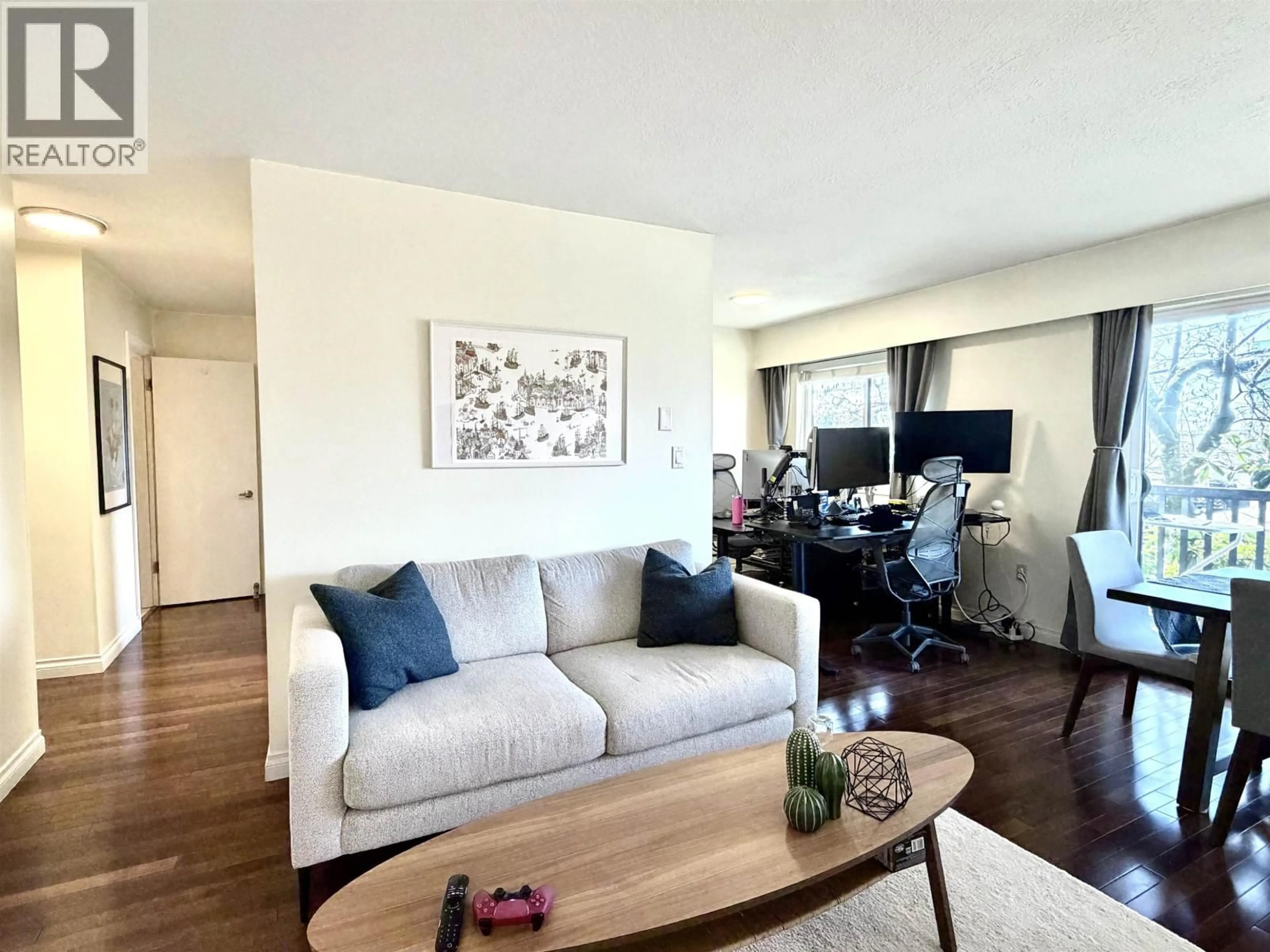 Living room with furniture, wood/laminate floor for 107 - 123 19TH STREET, North Vancouver British Columbia V7L2Y9