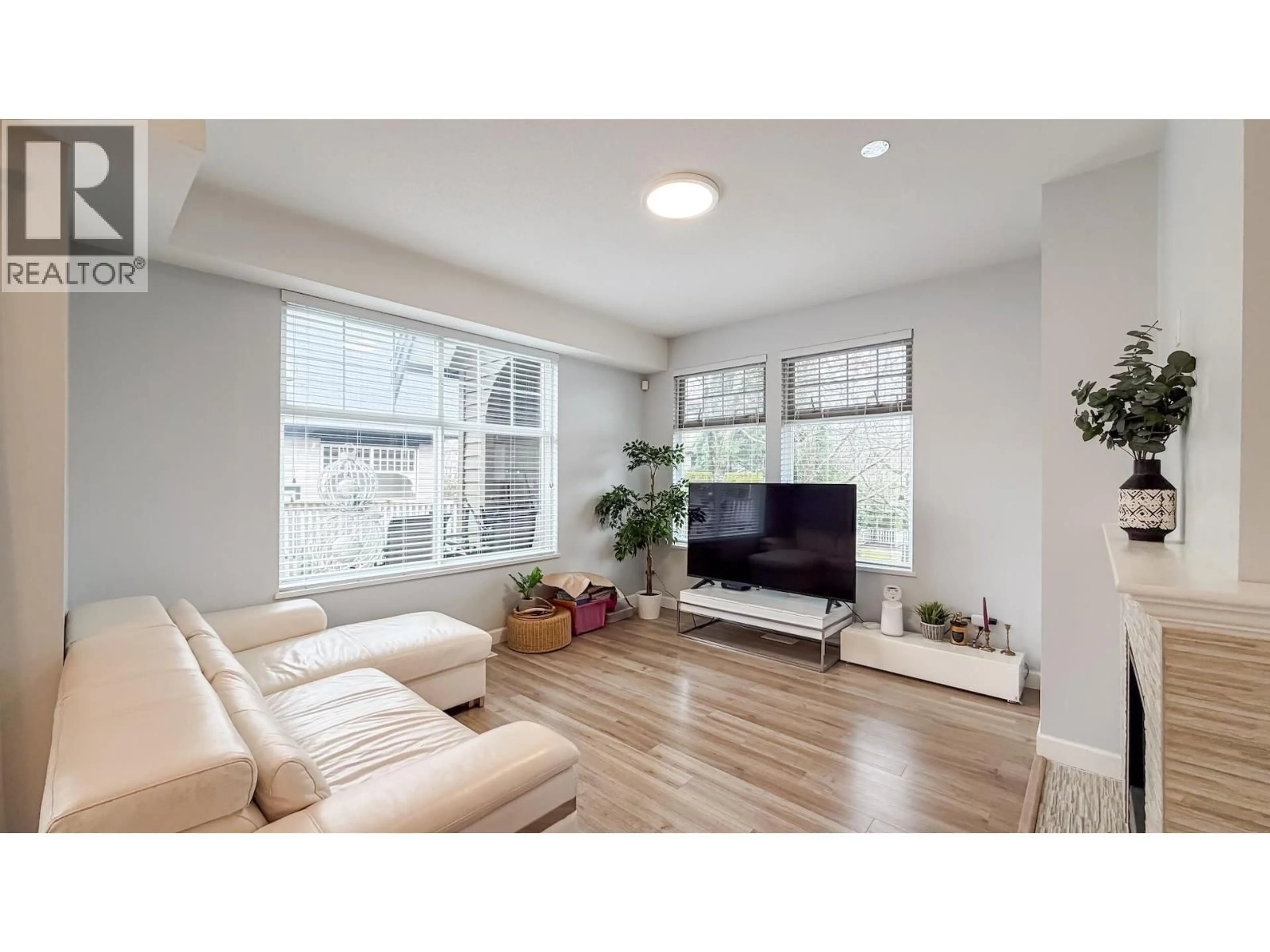 Living room with furniture, wood/laminate floor for 92 - 6888 ROBSON DRIVE, Richmond British Columbia V7C5T6