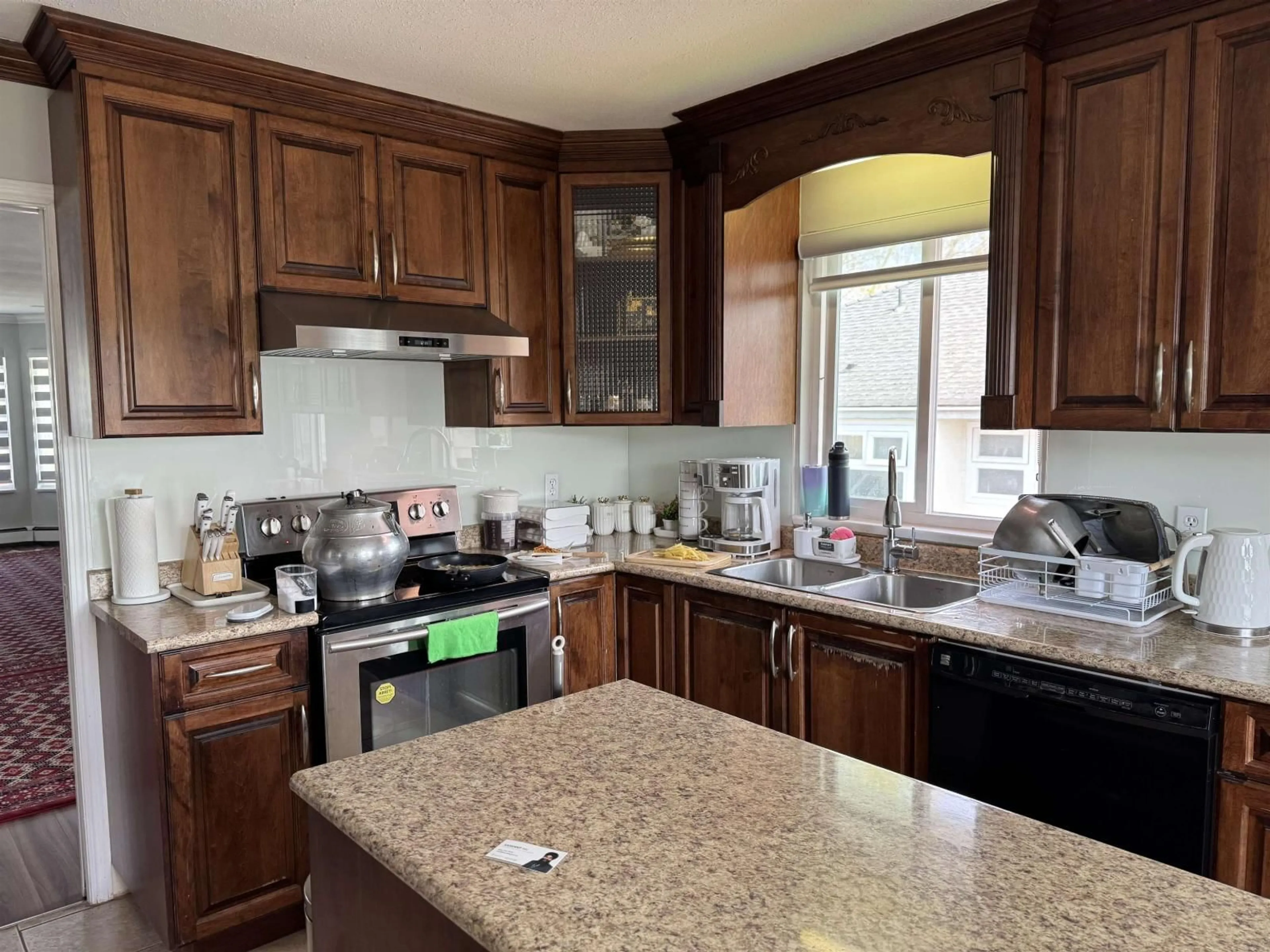 Open concept kitchen, unknown for 13496 84A AVENUE, Surrey British Columbia V3W0T8