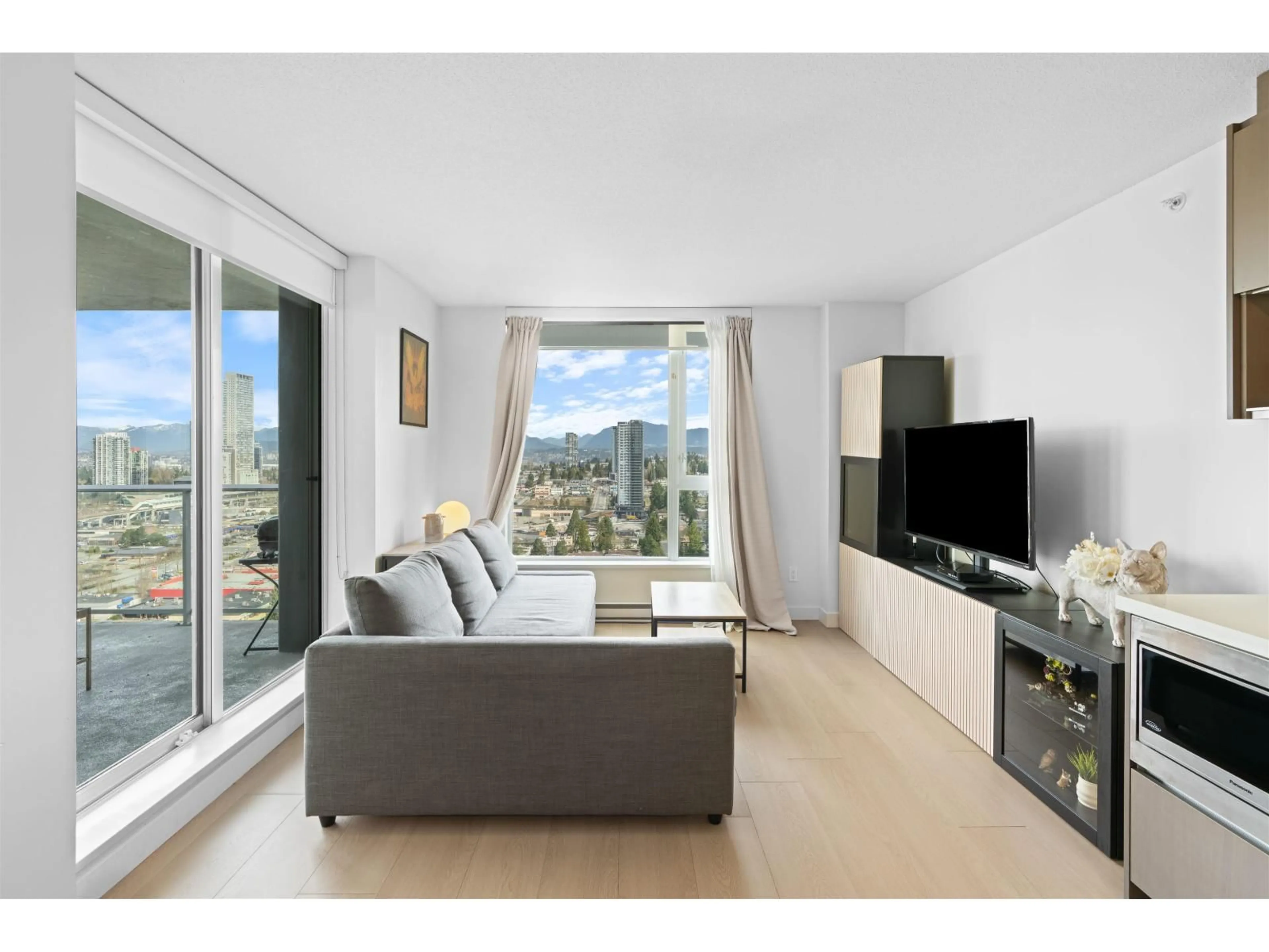 Living room with furniture, unknown for 3209 - 13750 100 AVENUE, Surrey British Columbia V3T0L3