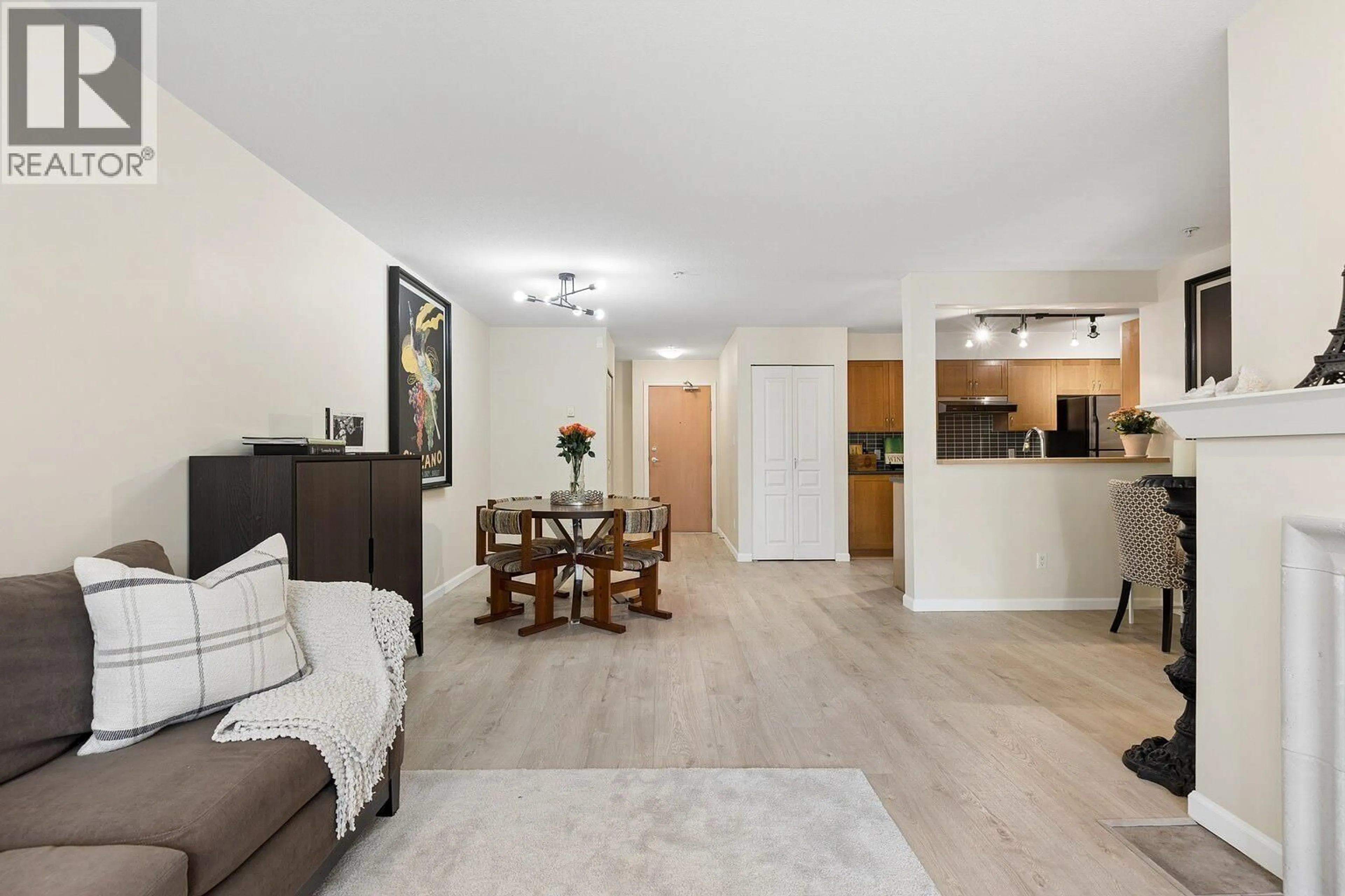 Living room with furniture, wood/laminate floor for 211 - 2161 12TH AVENUE, Vancouver British Columbia V6K4S7