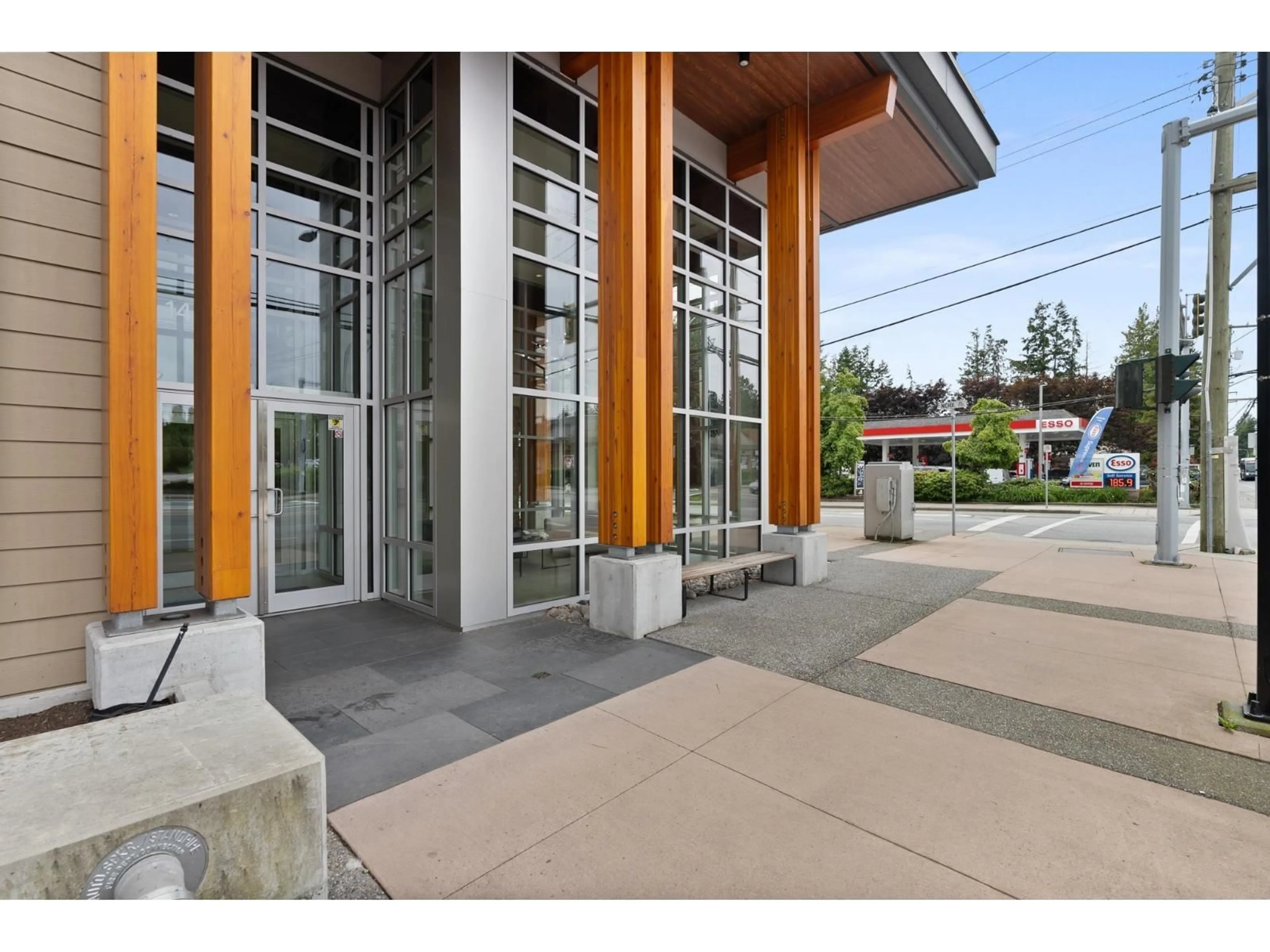 Indoor foyer for 205 - 14022 NORTH BLUFF ROAD, White Rock British Columbia V4B3C3