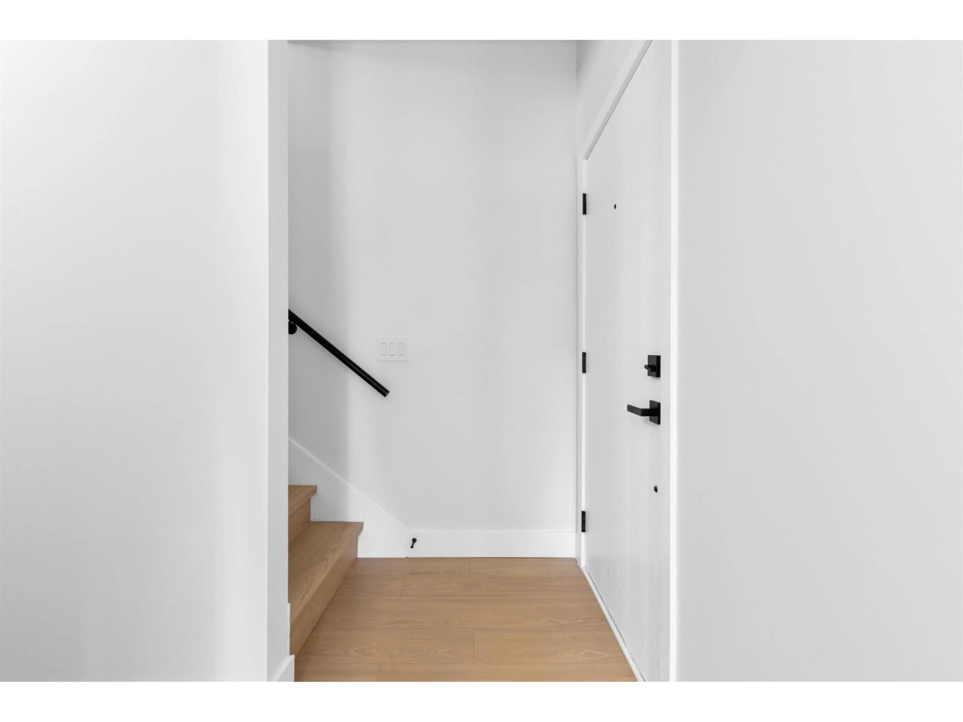 Indoor entryway for 7 - 31981 CORAL AVENUE, Abbotsford British Columbia V2T2J9