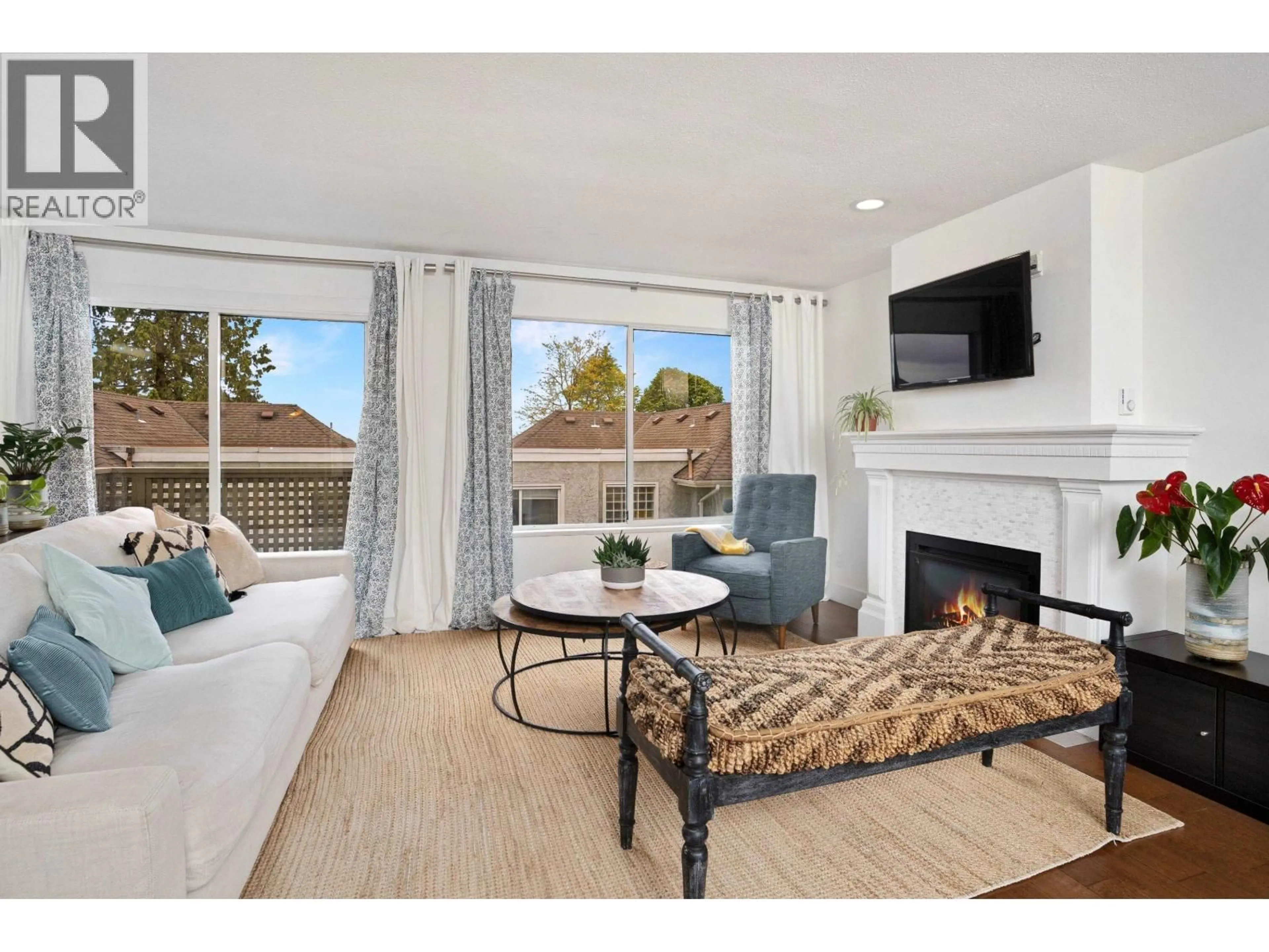 Living room with furniture, unknown for 7 - 232 6TH STREET, North Vancouver British Columbia V7L1P5