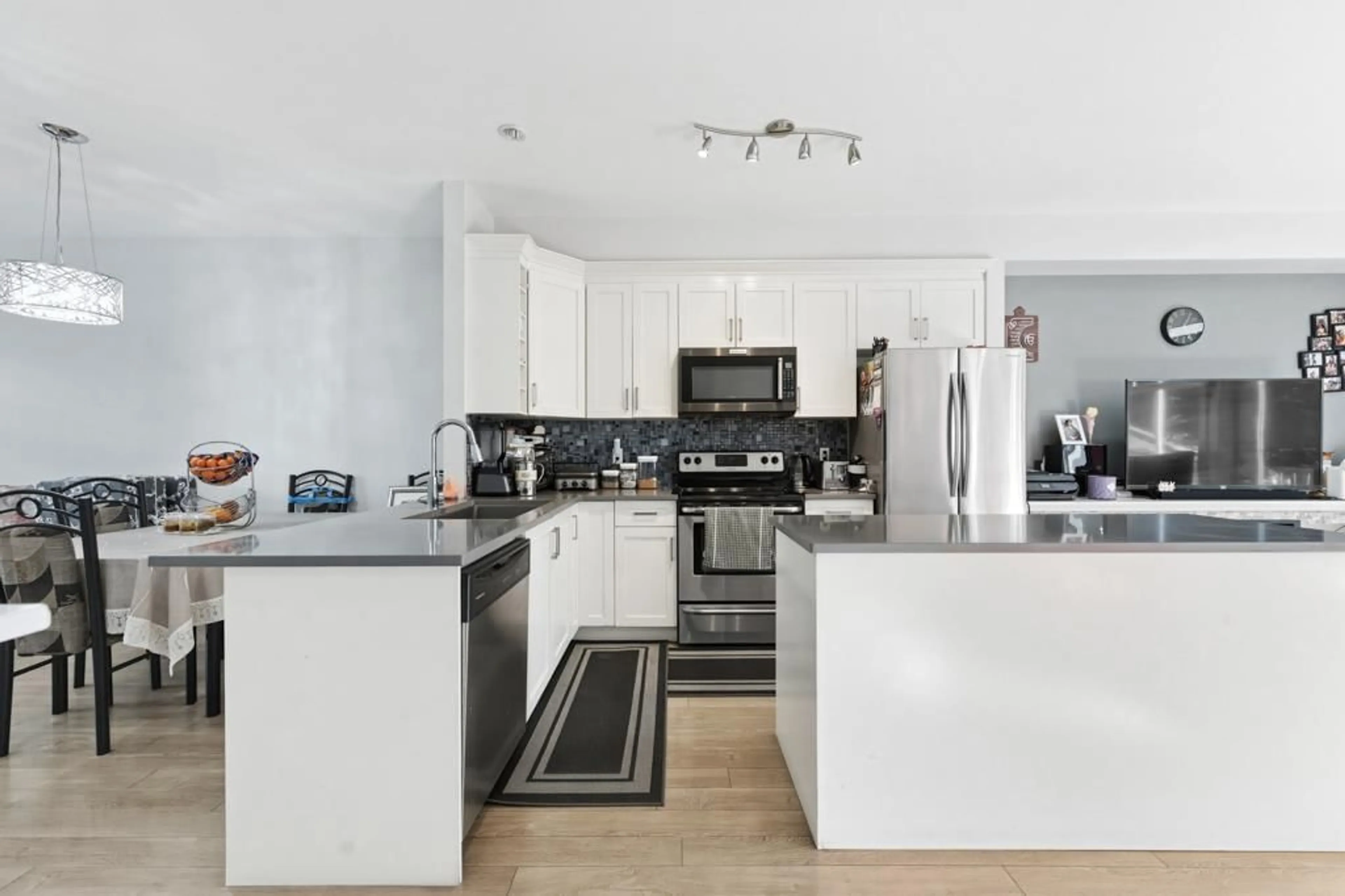 Open concept kitchen, unknown for 29 - 12775 63 AVENUE, Surrey British Columbia V3X0E9