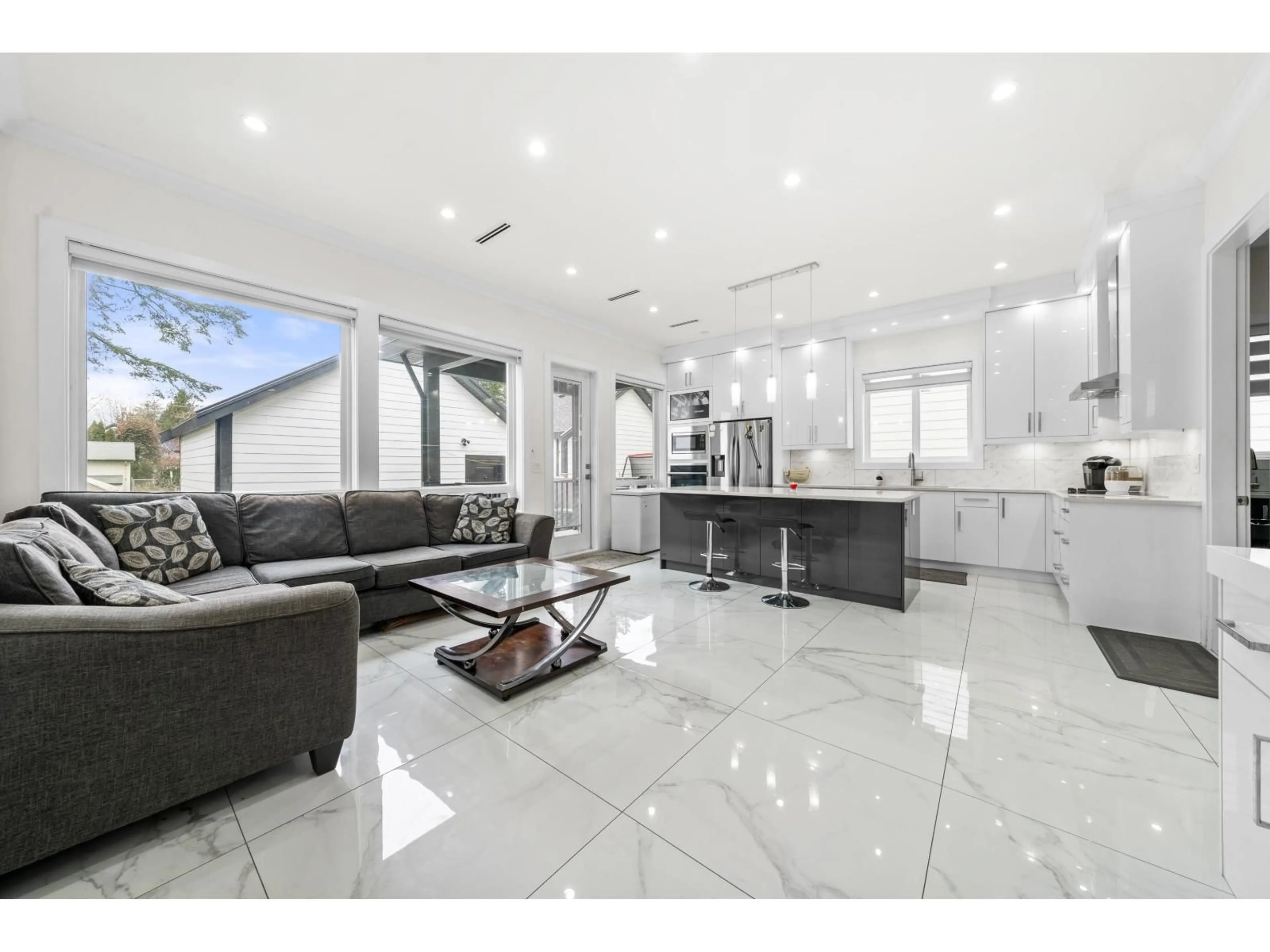 Open concept kitchen, ceramic/tile floor for 6021 128A STREET, Surrey British Columbia V3X2L3