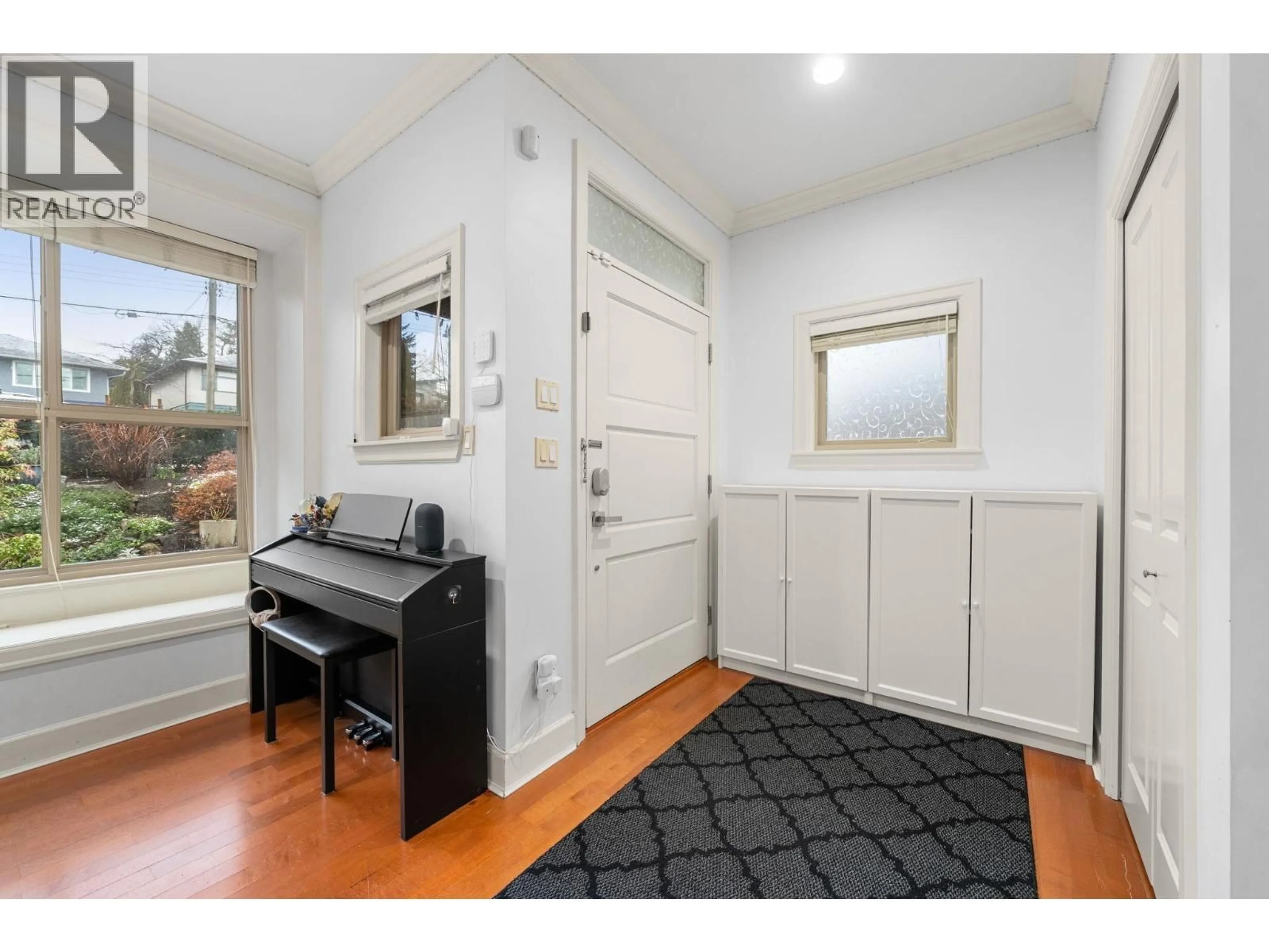 Indoor entryway for 341 8TH STREET, North Vancouver British Columbia V7L1Z2