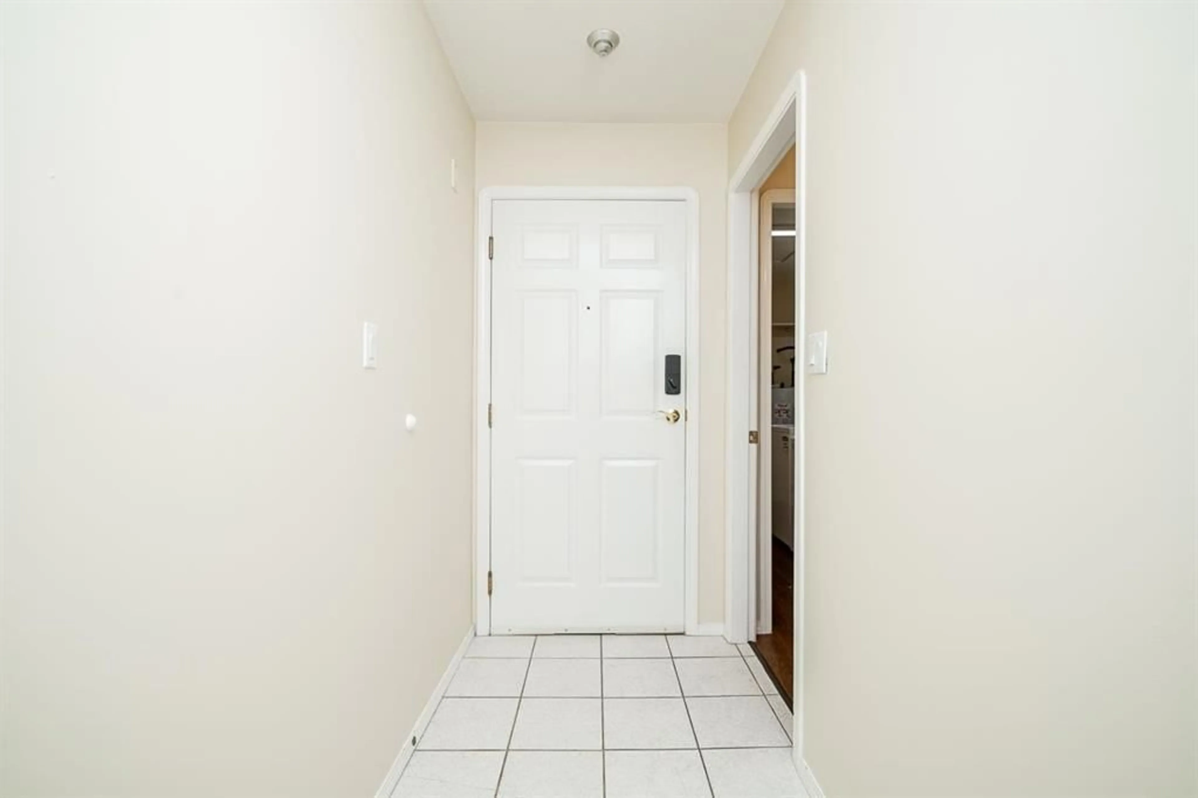 Indoor entryway for 407 - 46693 YALE ROAD, Chilliwack British Columbia V2P7Z4