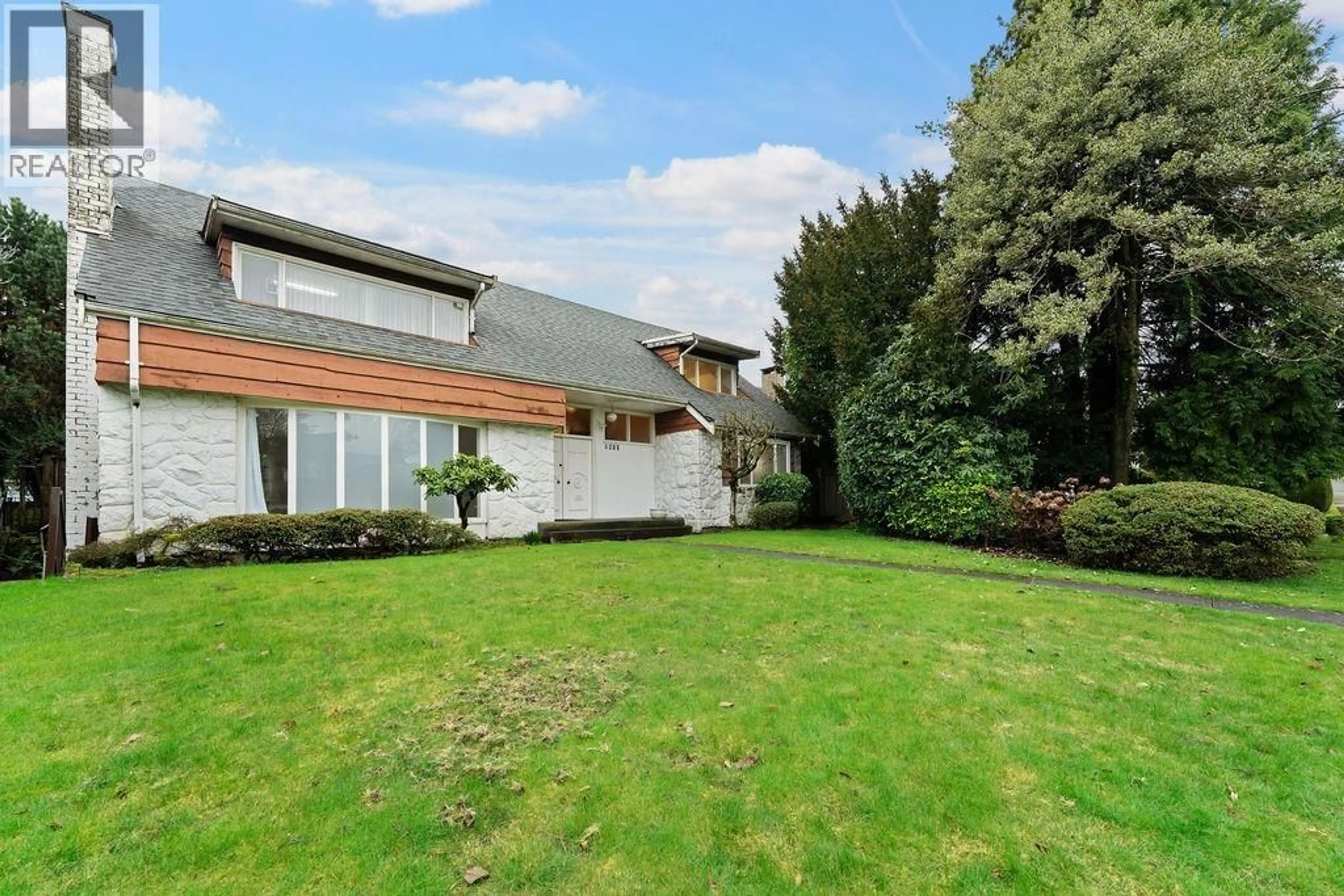 A pic from outside/outdoor area/front of a property/back of a property/a pic from drone, street for 1042 48TH AVENUE, Vancouver British Columbia V6M2N5