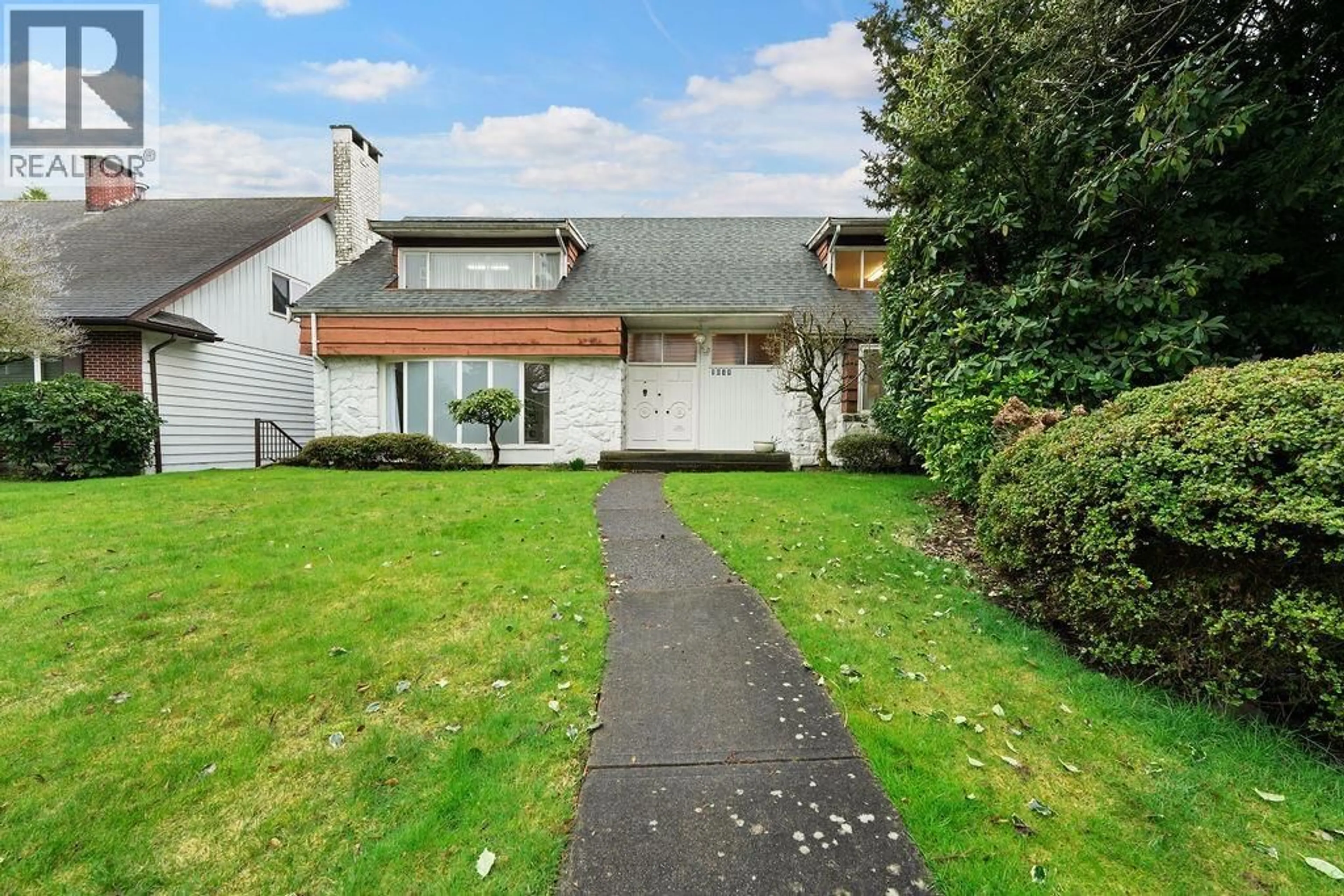 A pic from outside/outdoor area/front of a property/back of a property/a pic from drone, street for 1042 48TH AVENUE, Vancouver British Columbia V6M2N5