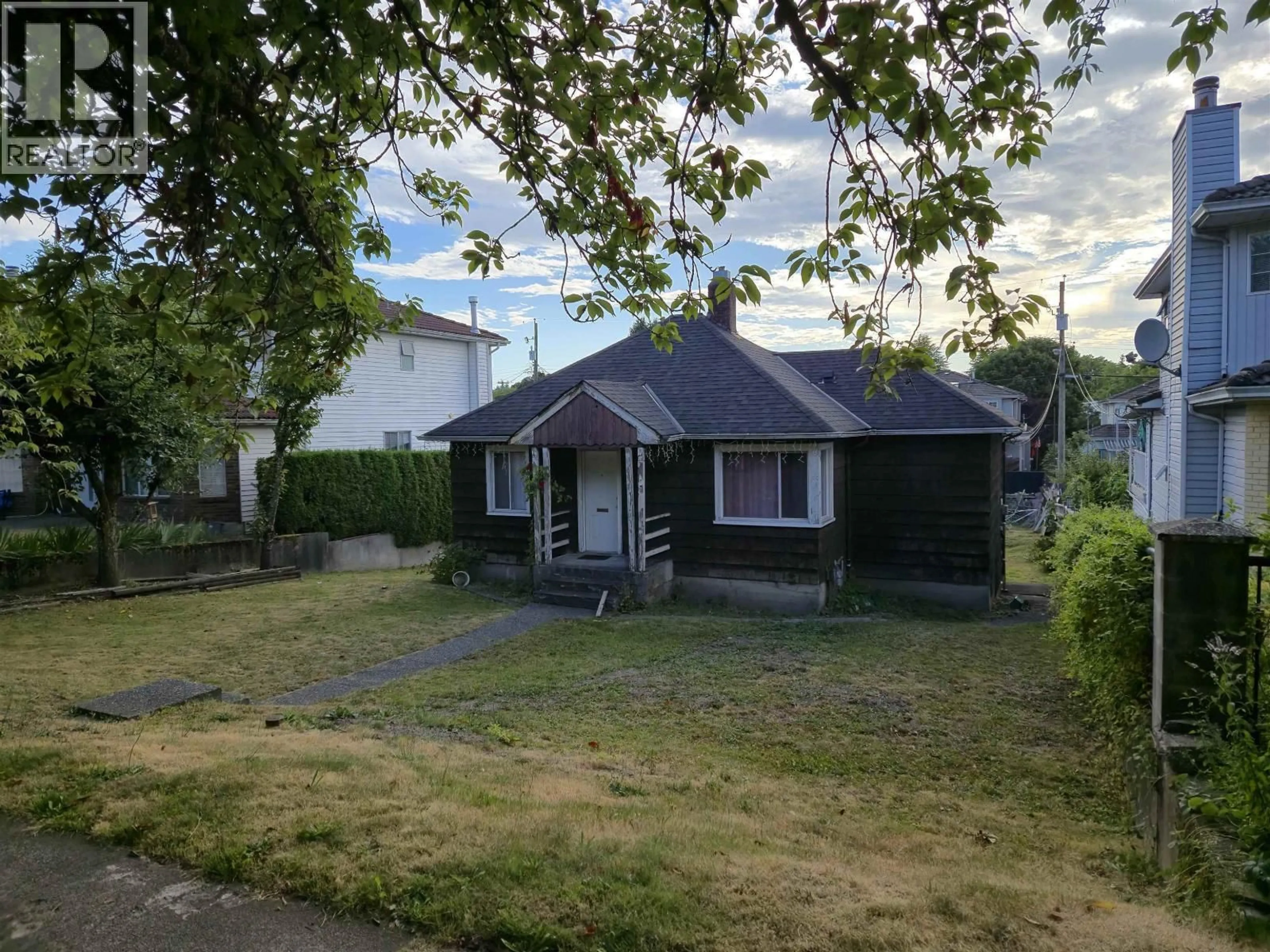 A pic from outside/outdoor area/front of a property/back of a property/a pic from drone, street for 6029 DUMFRIES STREET, Vancouver British Columbia V5P3B1