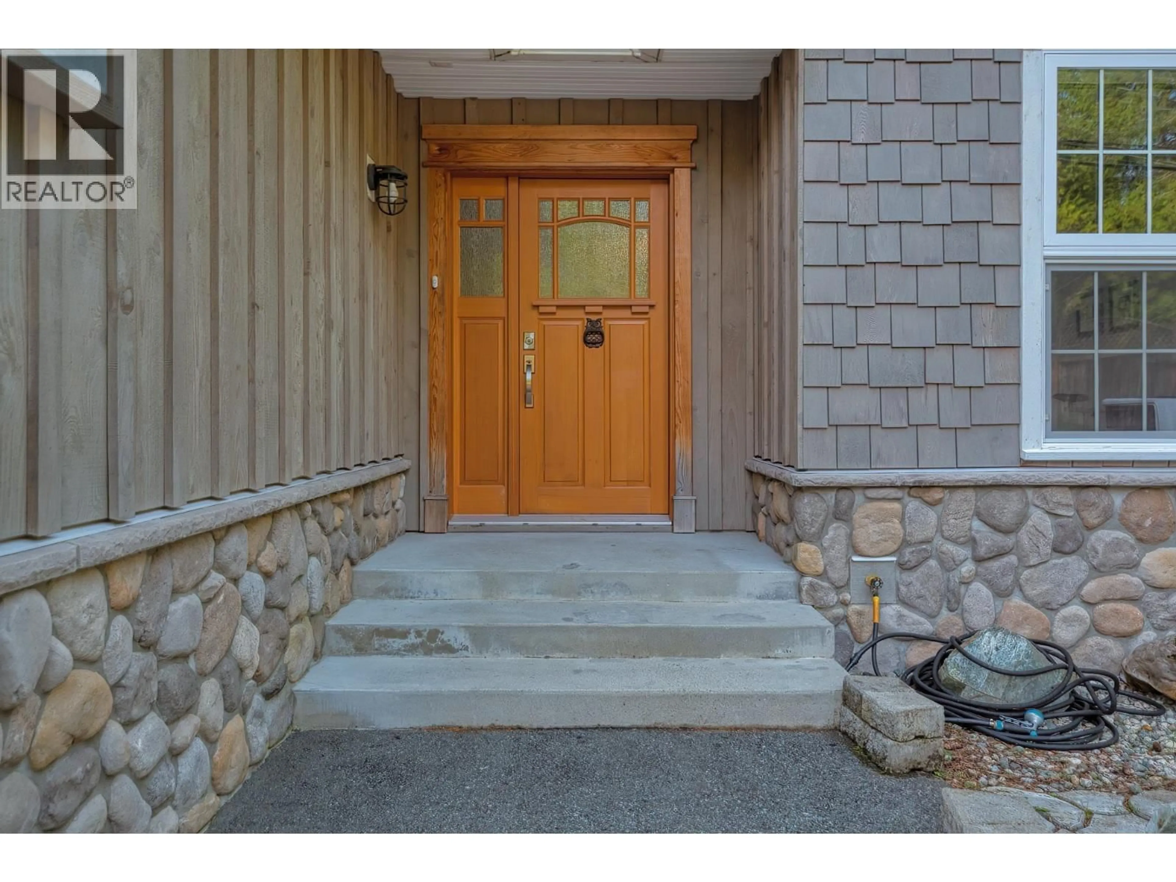Indoor entryway for 8029 SOUTHWOOD ROAD, Halfmoon Bay British Columbia V0N1Y1