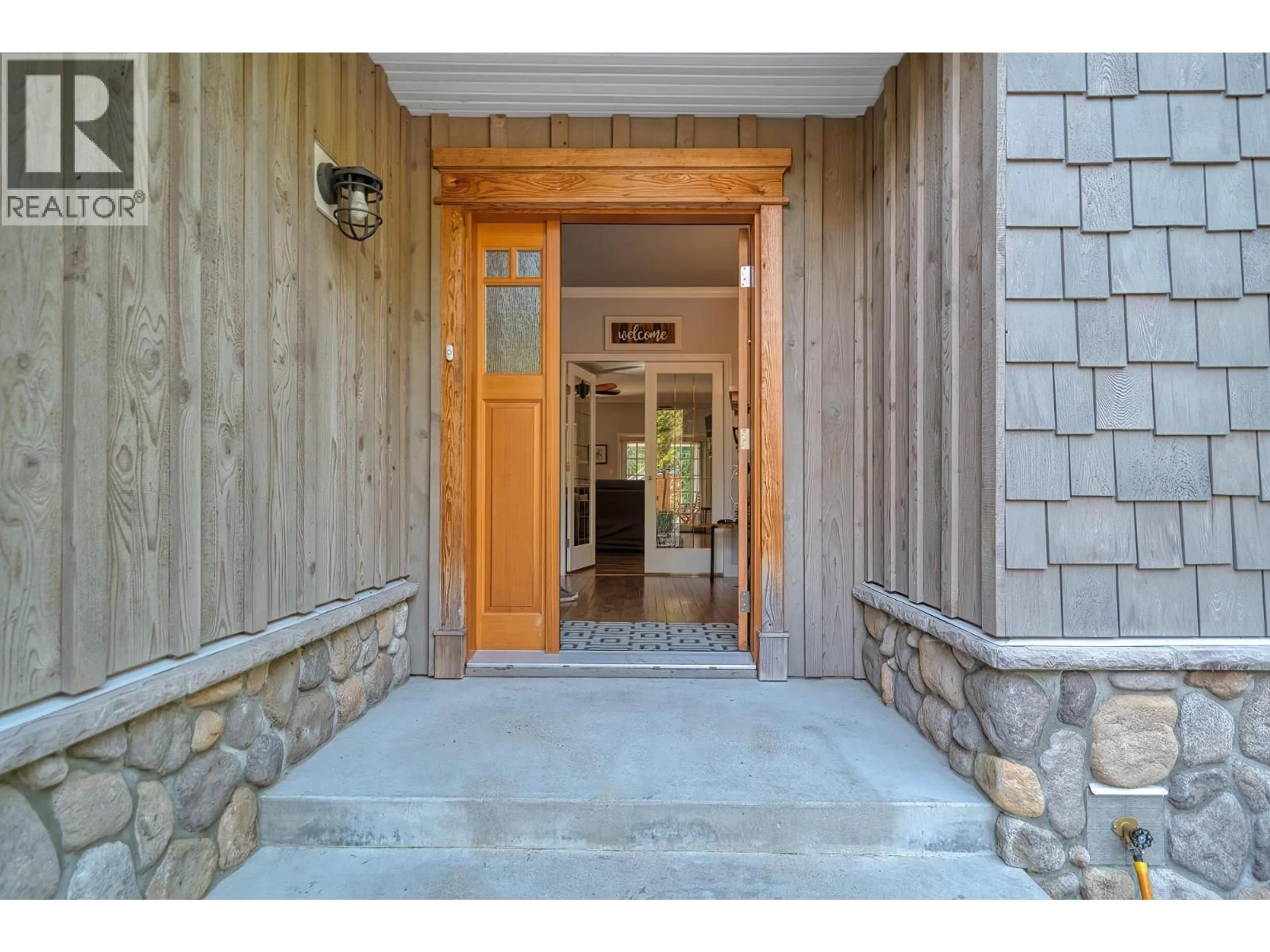 Indoor entryway for 8029 SOUTHWOOD ROAD, Halfmoon Bay British Columbia V0N1Y1