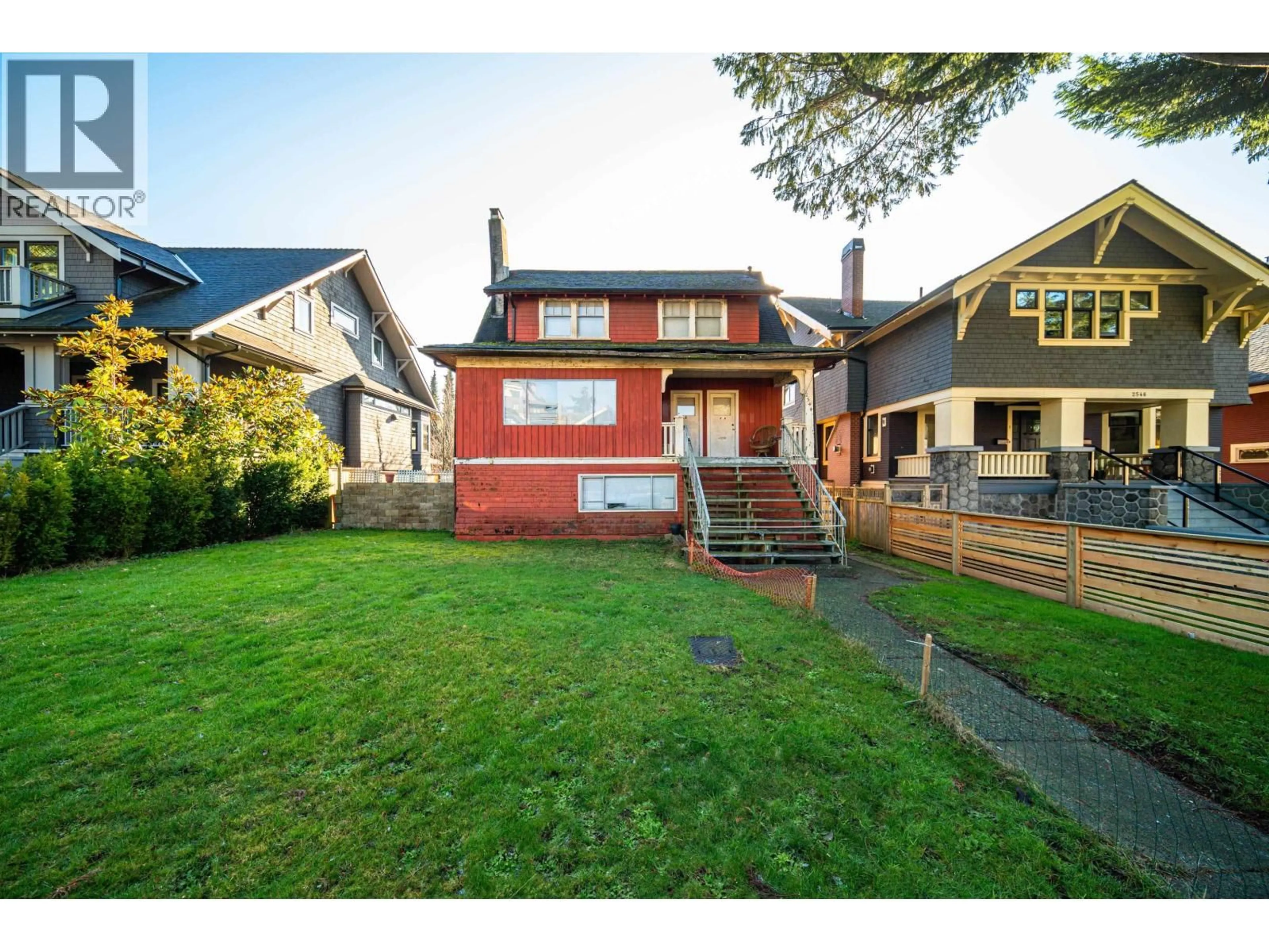 A pic from outside/outdoor area/front of a property/back of a property/a pic from drone, street for 2544 3RD AVENUE, Vancouver British Columbia V6K1M1
