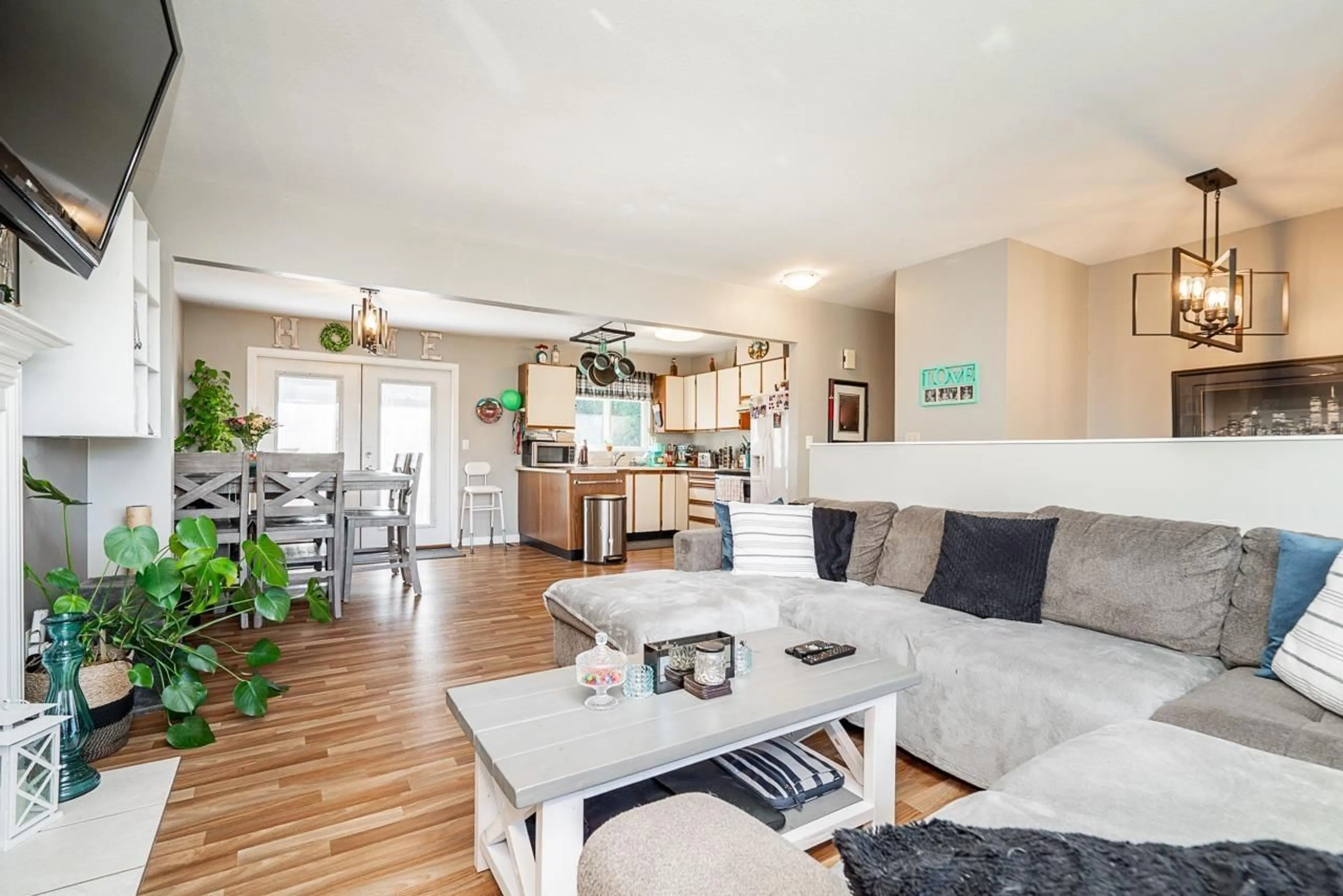 Living room with furniture, wood/laminate floor for 17254 62A AVENUE, Surrey British Columbia V3S6V5