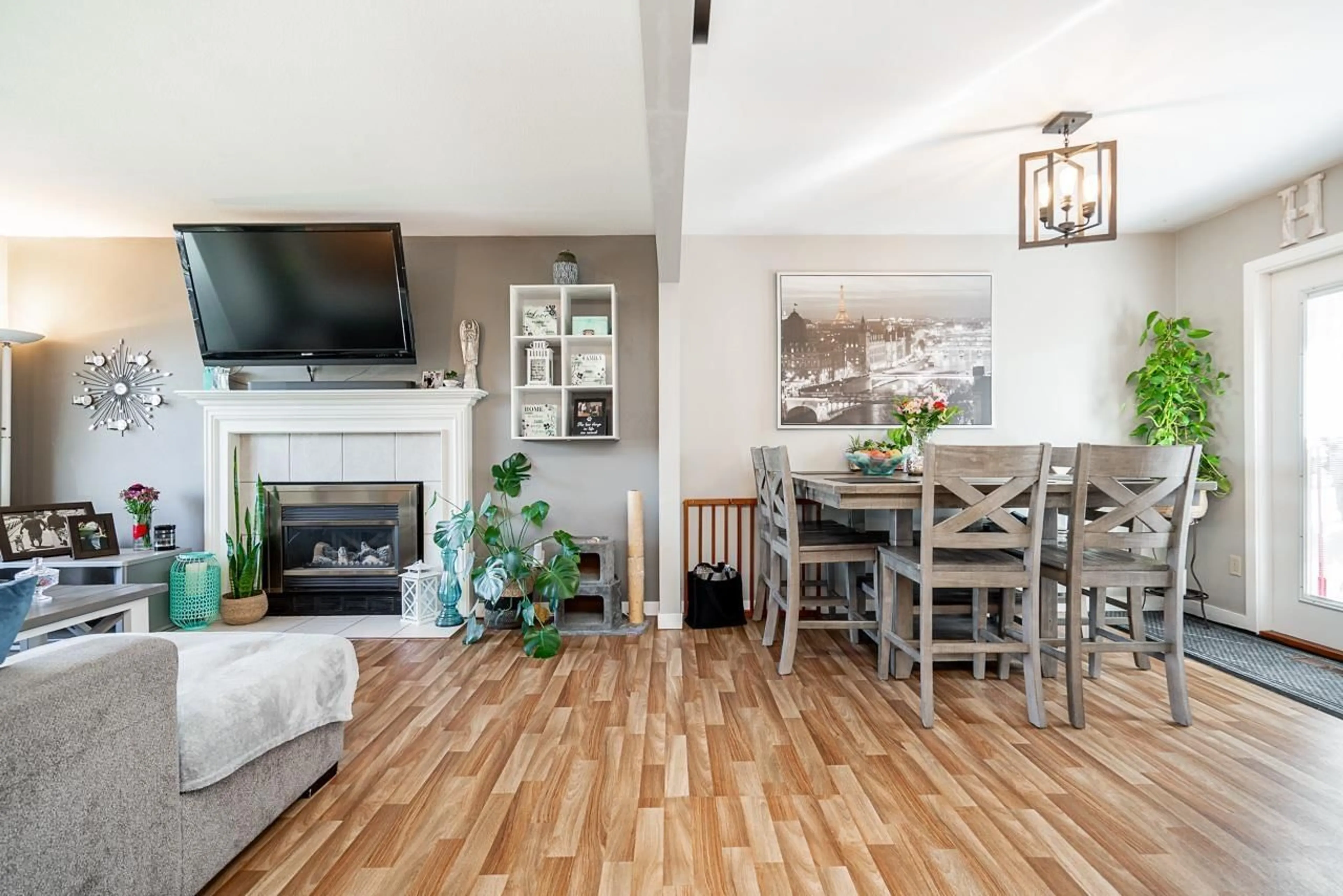 Living room with furniture, wood/laminate floor for 17254 62A AVENUE, Surrey British Columbia V3S6V5