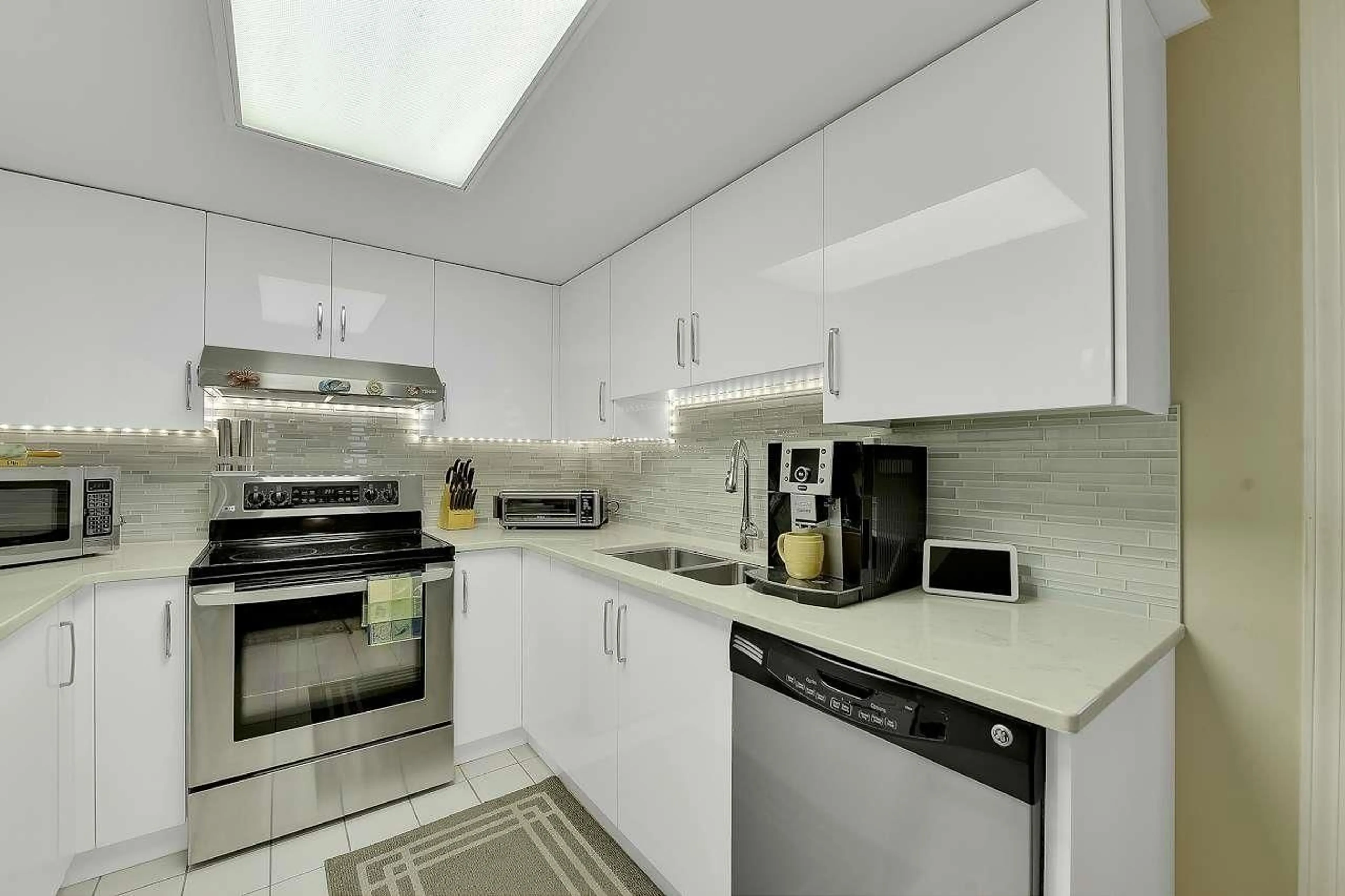 Standard kitchen, ceramic/tile floor for 1408 - 10082 148 STREET, Surrey British Columbia V3R0S3