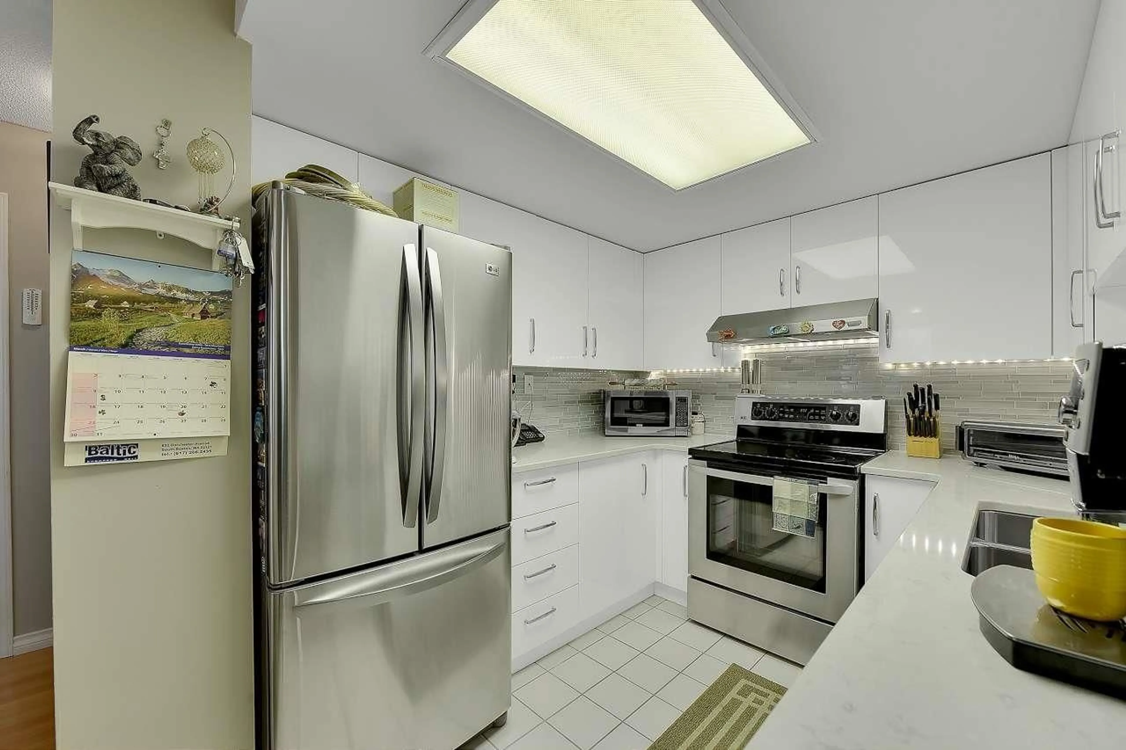 Standard kitchen, ceramic/tile floor for 1408 - 10082 148 STREET, Surrey British Columbia V3R0S3