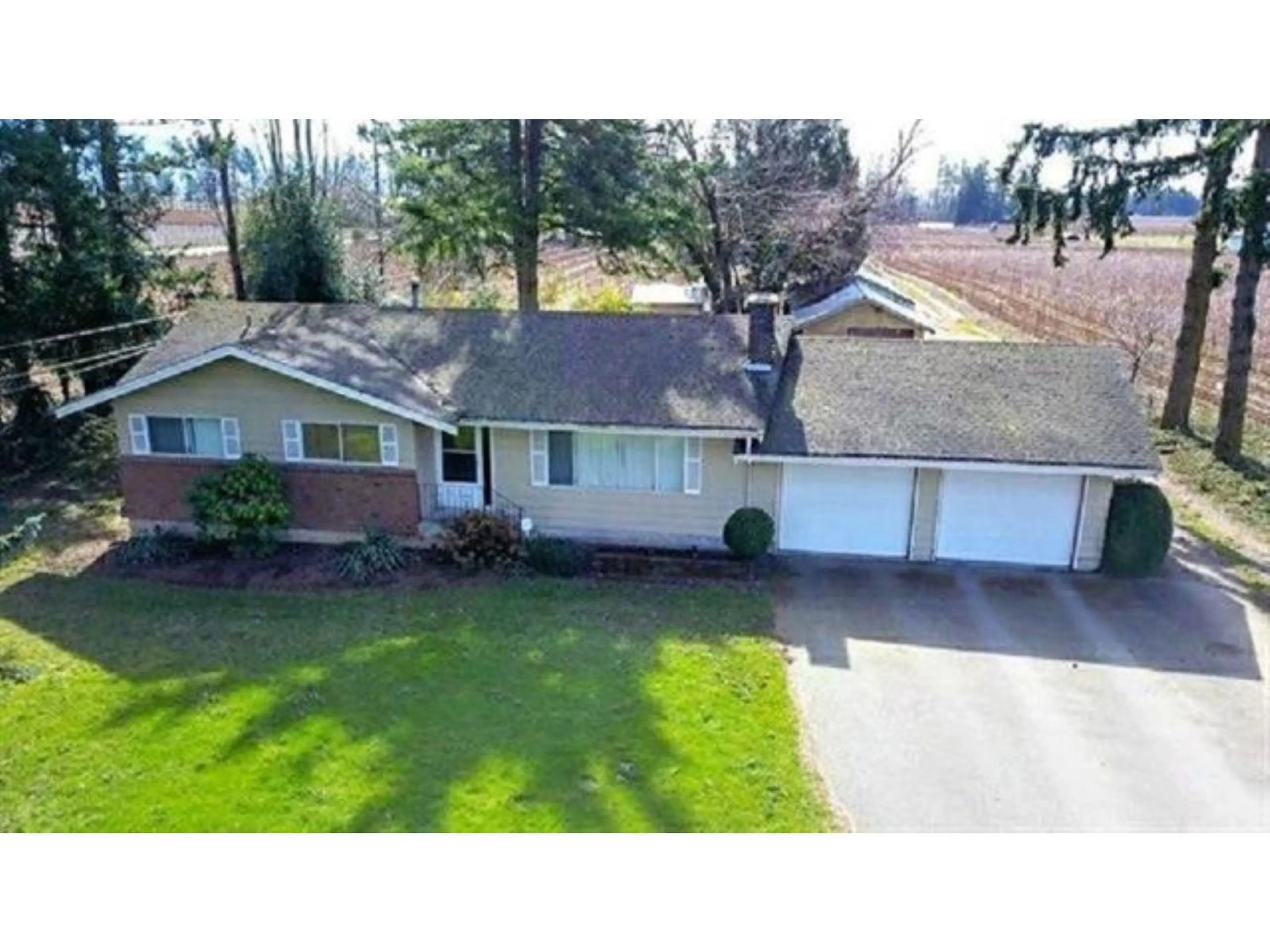 A pic from outside/outdoor area/front of a property/back of a property/a pic from drone, street for 31964 HUNTINGDON ROAD, Abbotsford British Columbia V2T6B8