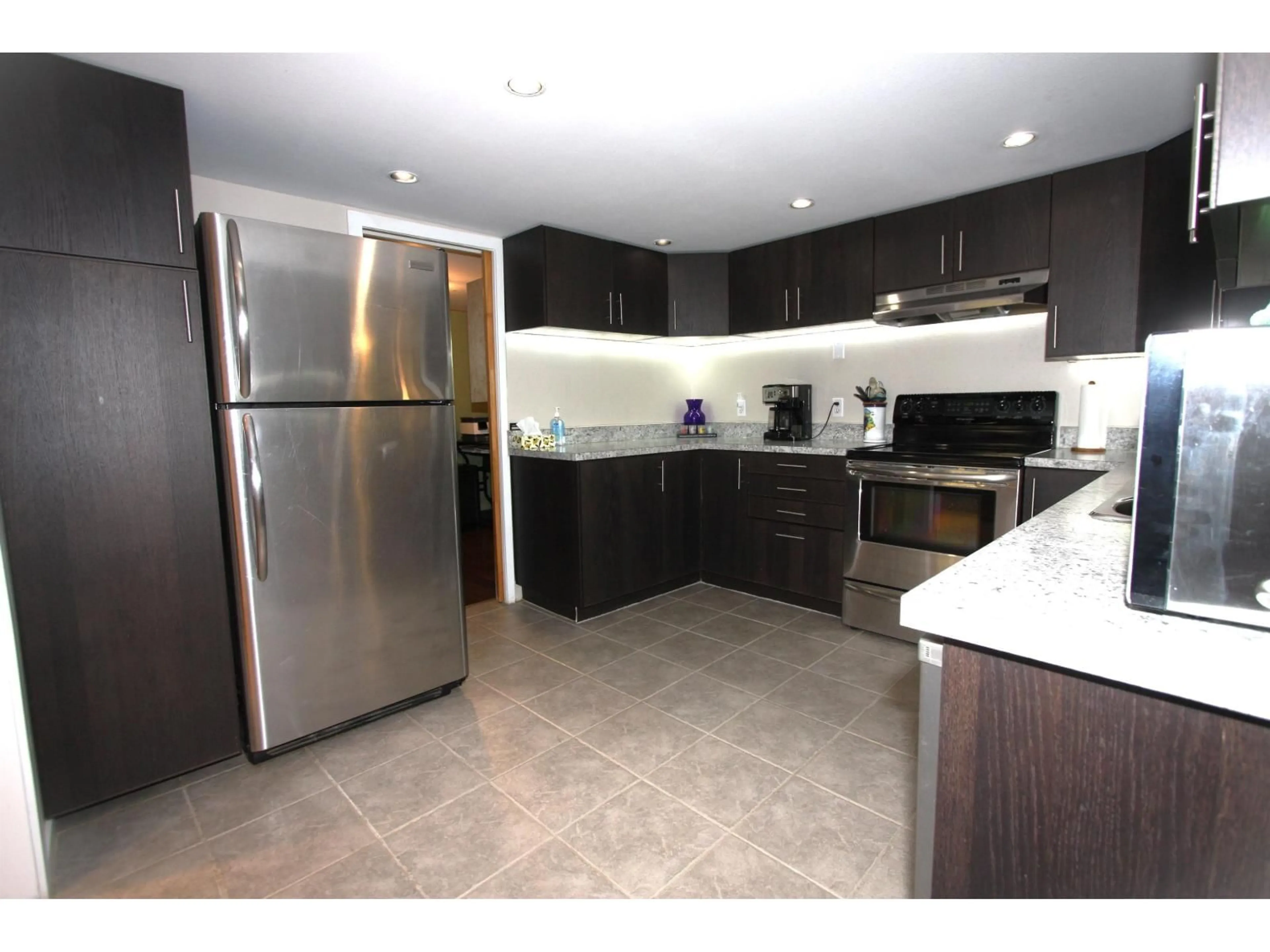 Standard kitchen, ceramic/tile floor for 43 - 32361 MCRAE AVENUE, Mission British Columbia V2V4X7