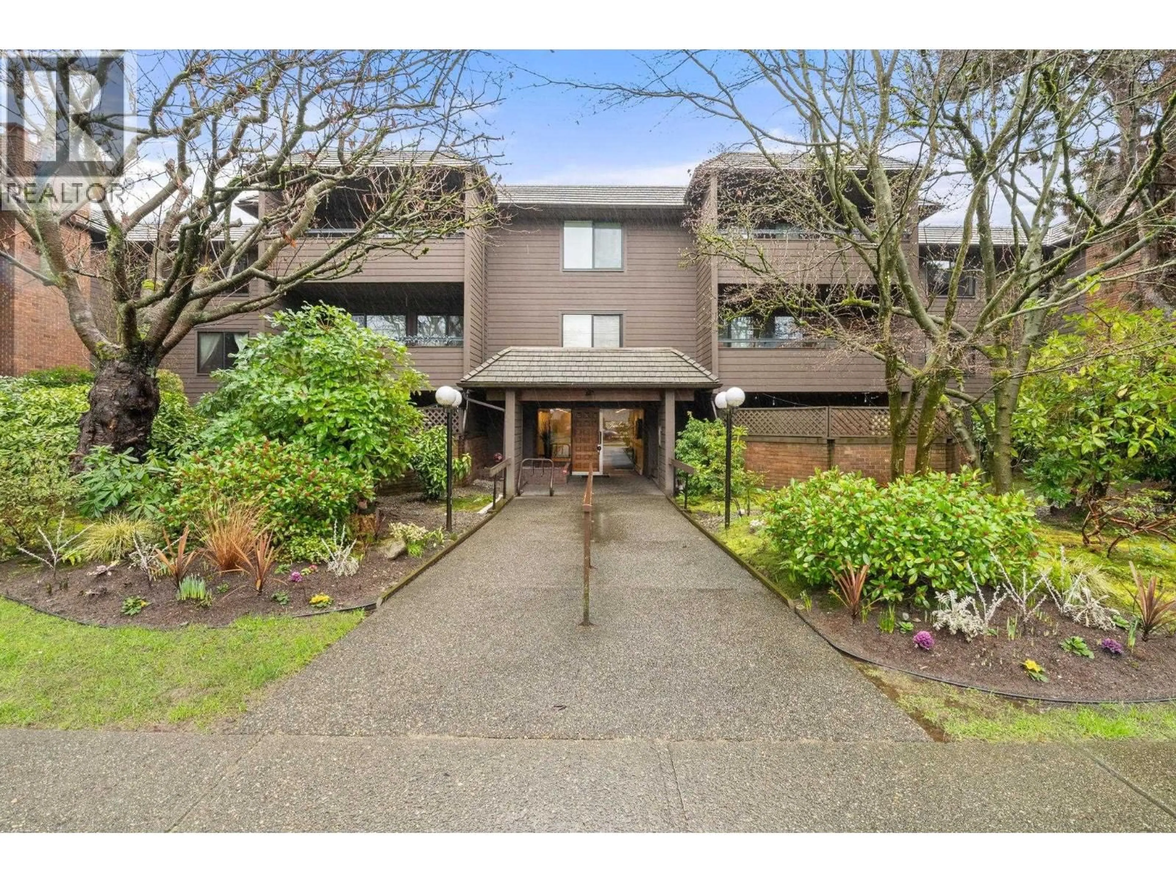 Indoor foyer for 209 - 1720 12TH AVENUE, Vancouver British Columbia V6J2E6