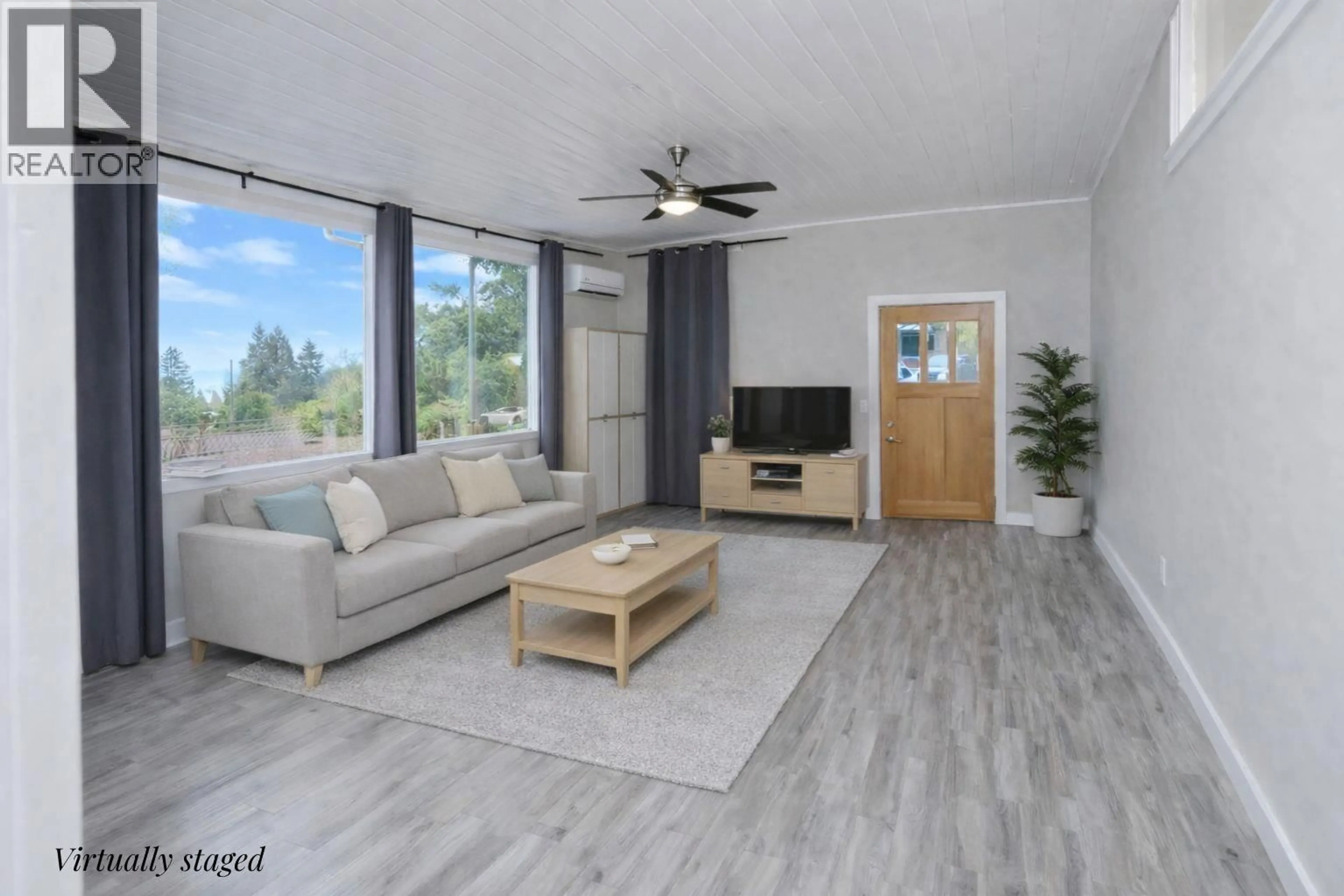 Living room with furniture, wood/laminate floor for 1405 VELVET ROAD, Gibsons British Columbia V0N1V0