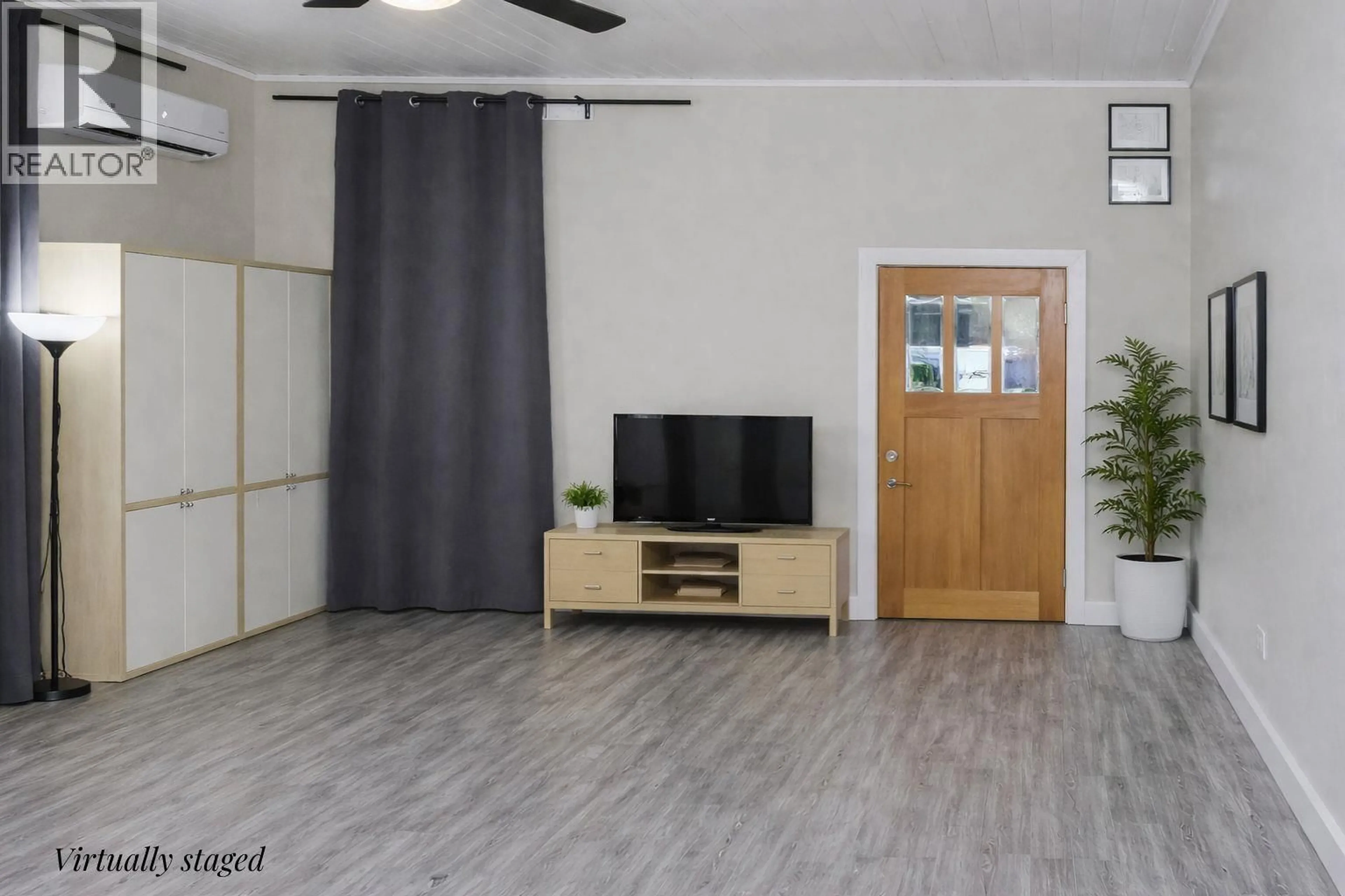 Living room with furniture, wood/laminate floor for 1405 VELVET ROAD, Gibsons British Columbia V0N1V0