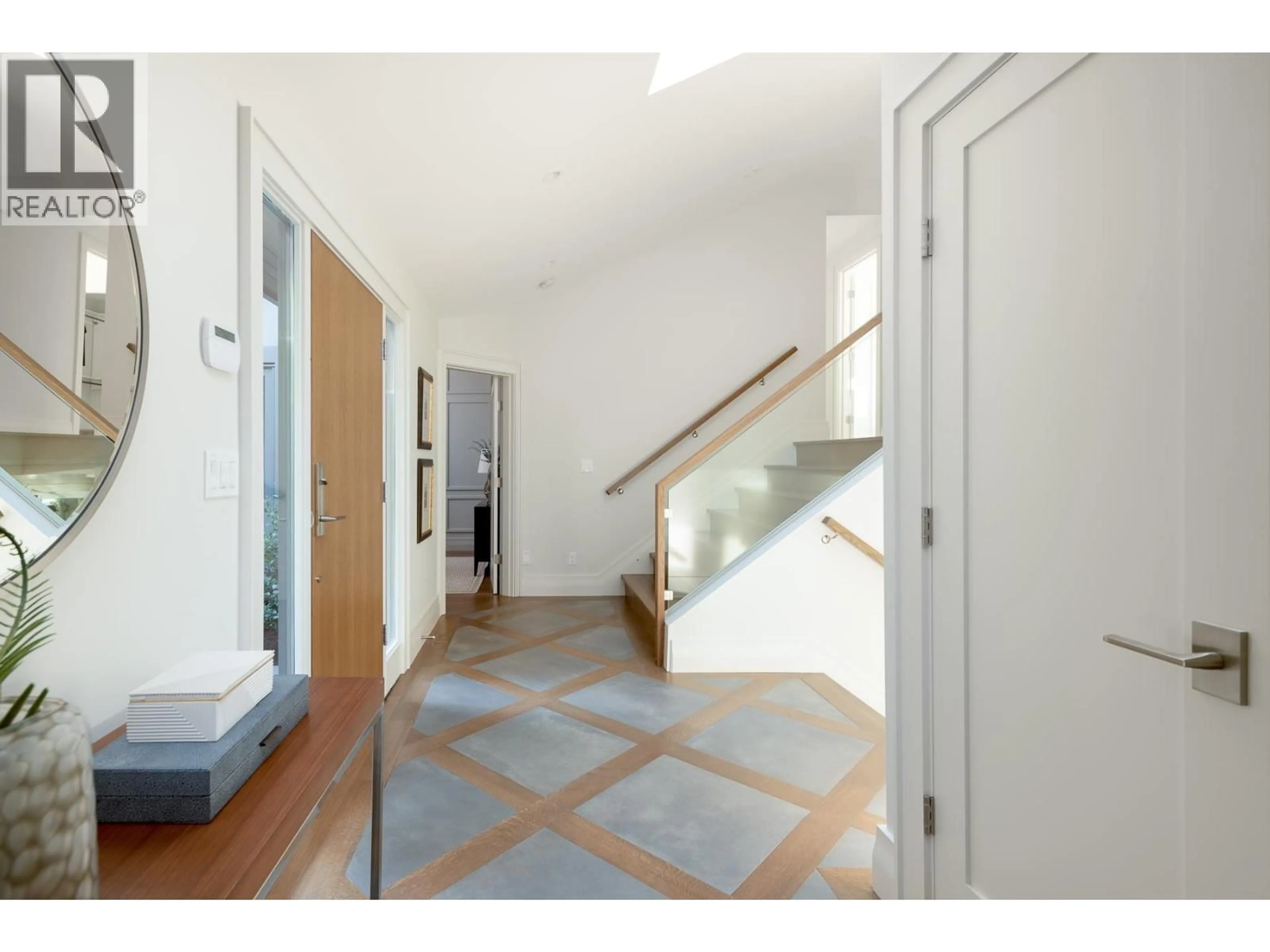 Indoor foyer for 5260 TIMBERFEILD LANE, West Vancouver British Columbia V7W2Z5