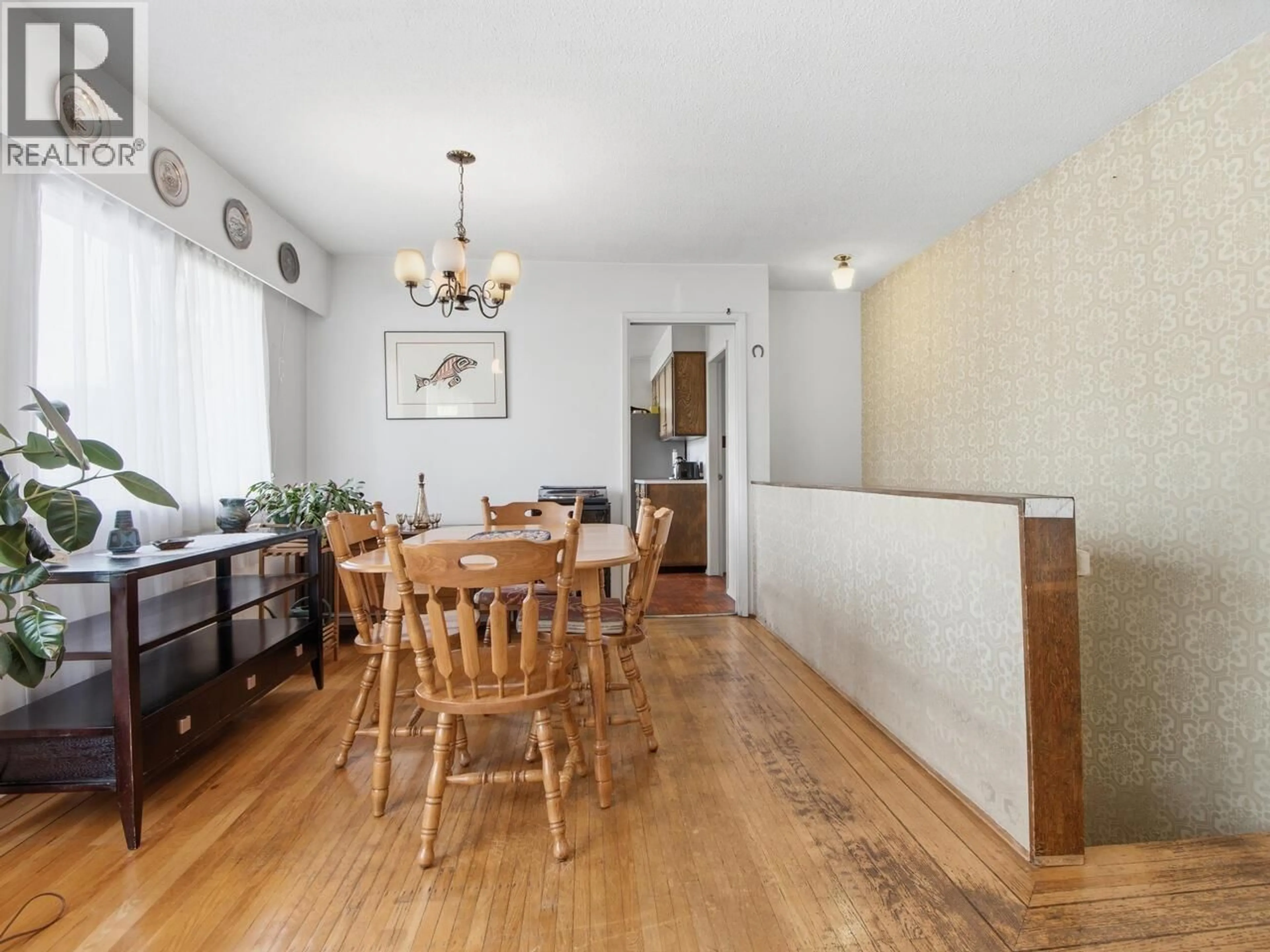 Dining room, wood/laminate floor for 407 13TH STREET, North Vancouver British Columbia V7L2M2