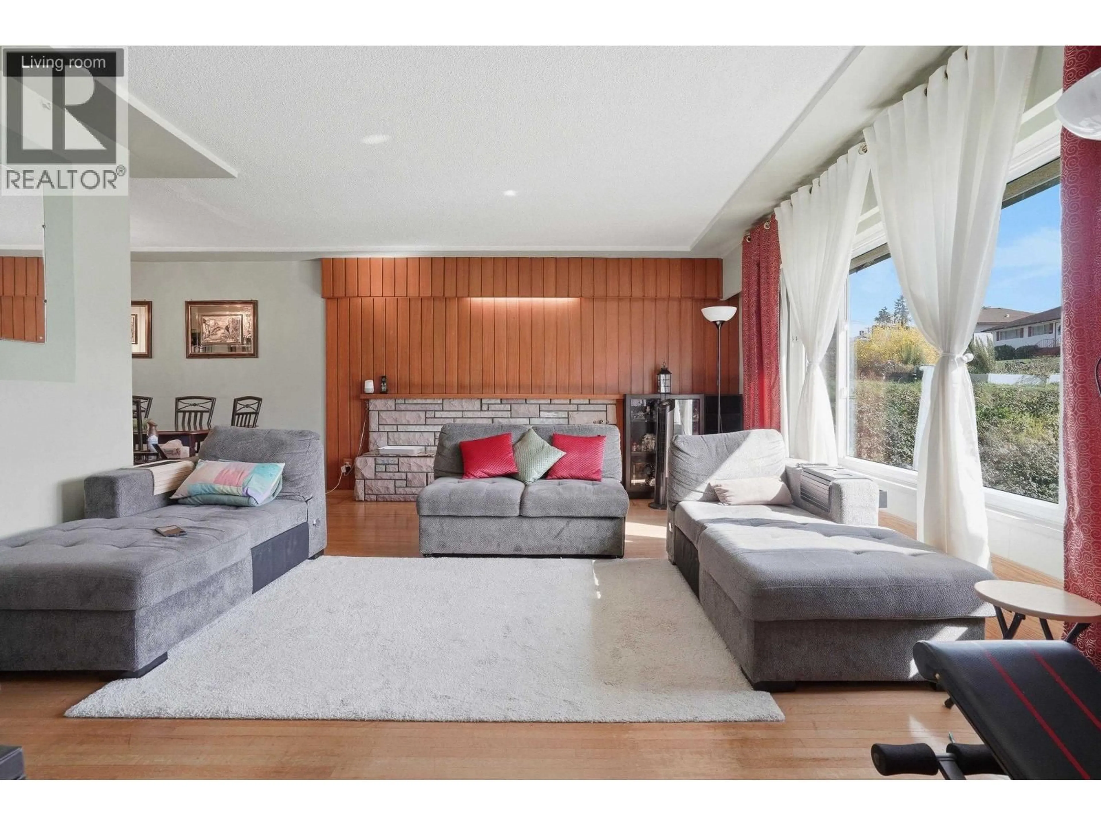 Living room with furniture, wood/laminate floor for 9645 DAVID DRIVE, Burnaby British Columbia V3J1H2