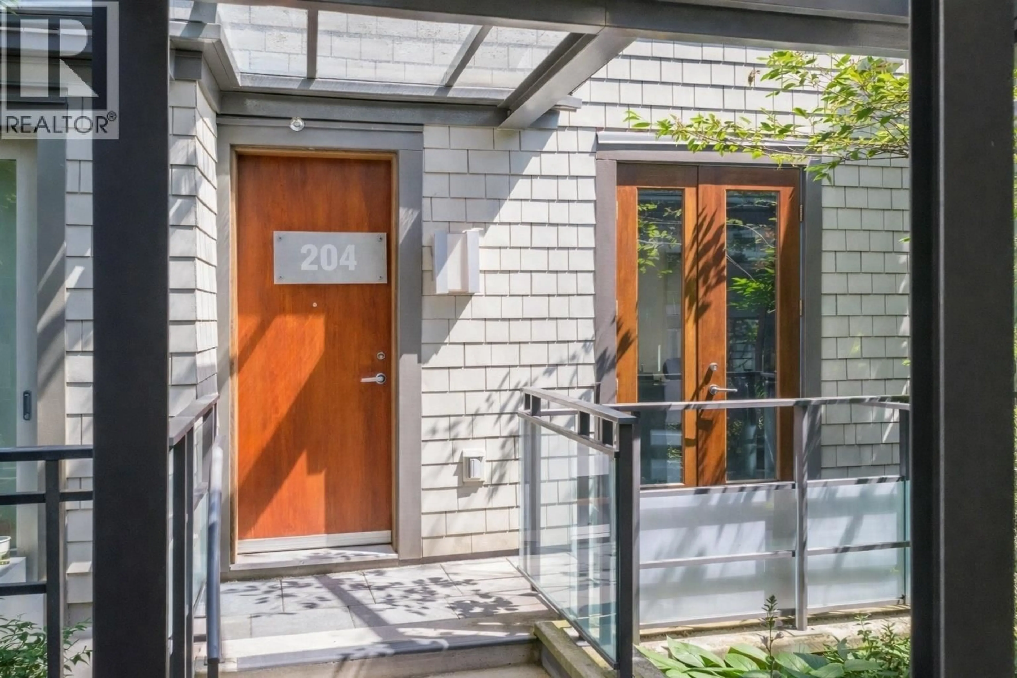 Indoor entryway for 204 - 2388 MARINE DRIVE, West Vancouver British Columbia V7V1K8