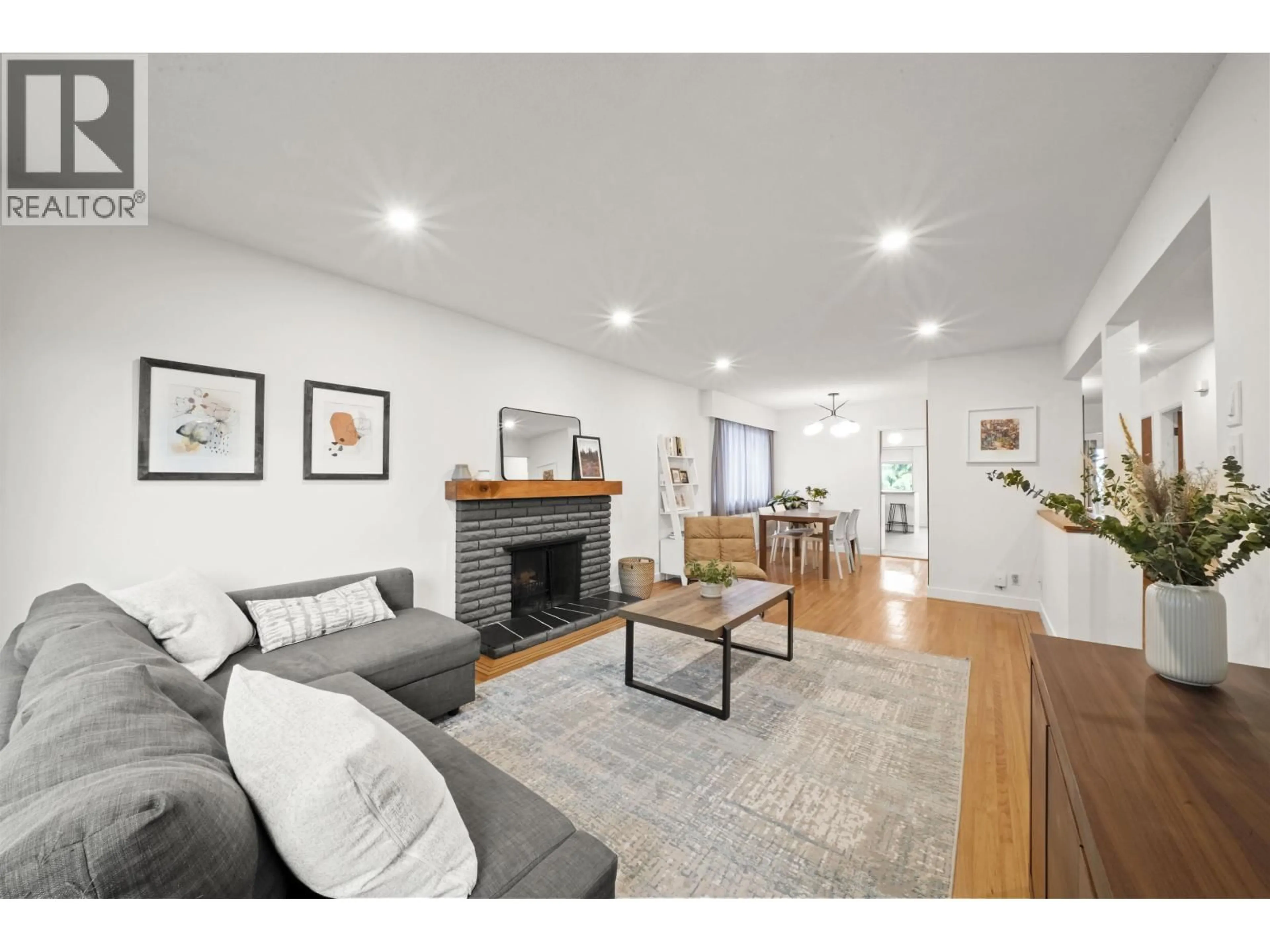 Living room with furniture, wood/laminate floor for 75 SPRINGER AVENUE, Burnaby British Columbia V5B3K4