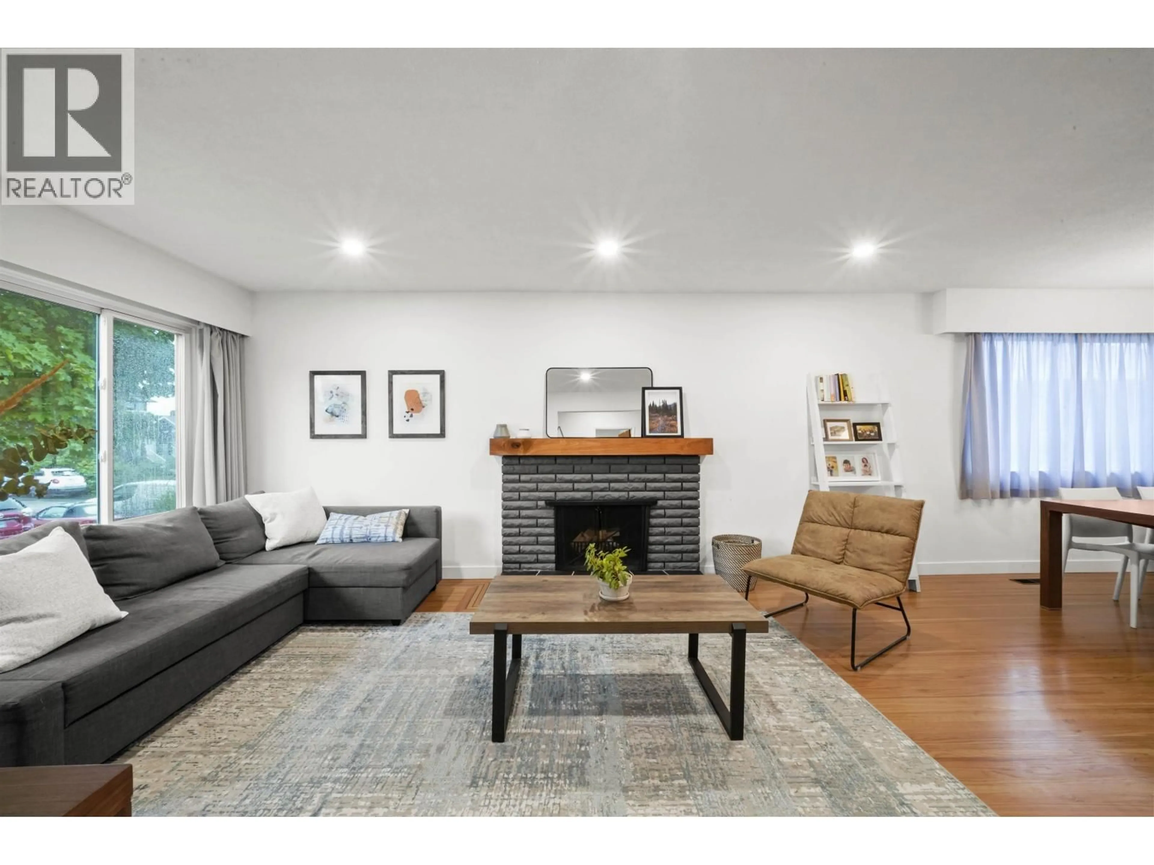 Living room with furniture, wood/laminate floor for 75 SPRINGER AVENUE, Burnaby British Columbia V5B3K4