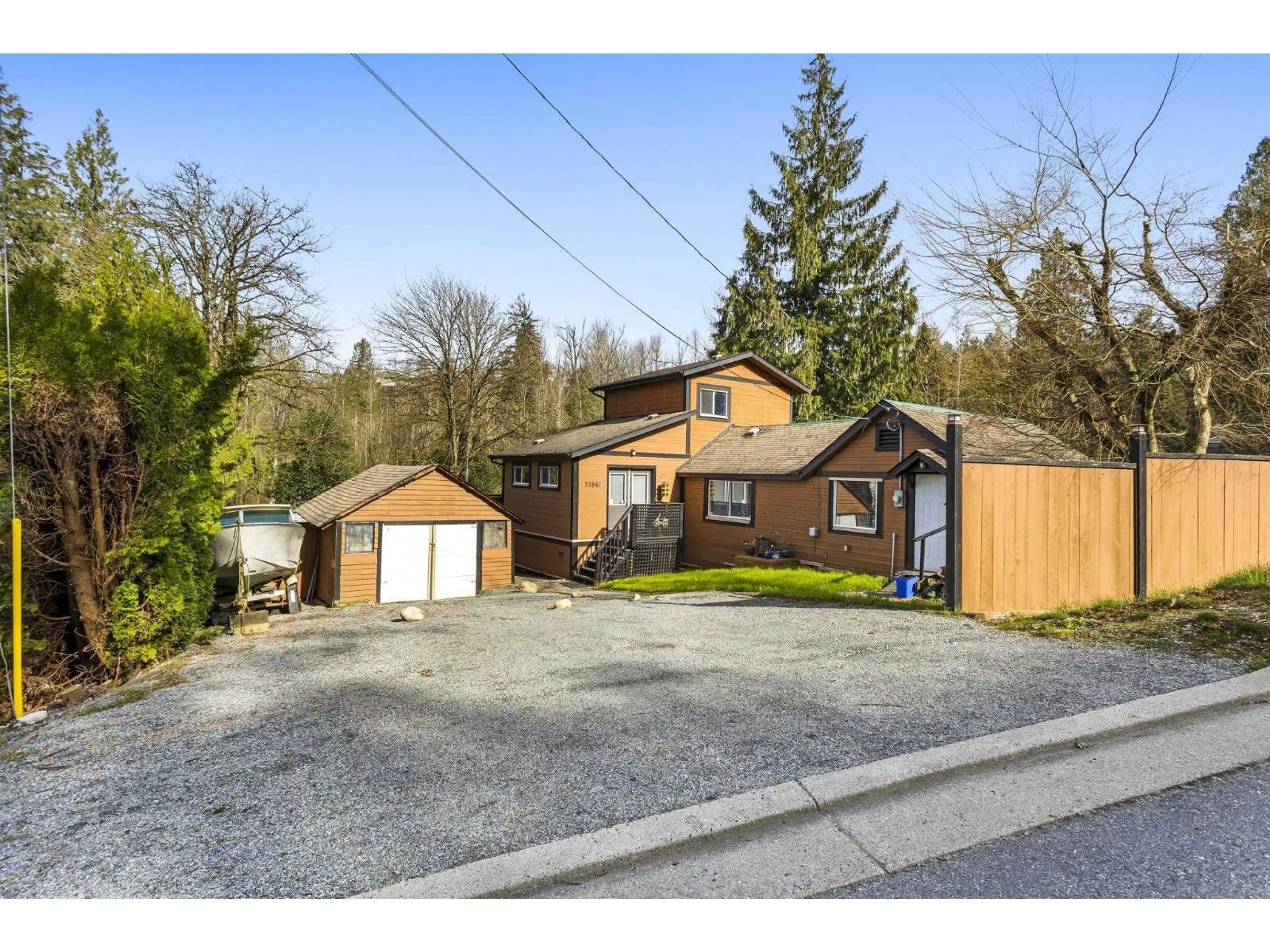 A pic from outside/outdoor area/front of a property/back of a property/a pic from drone, street for 33861 PRENTIS AVENUE, Mission British Columbia V2V2J7