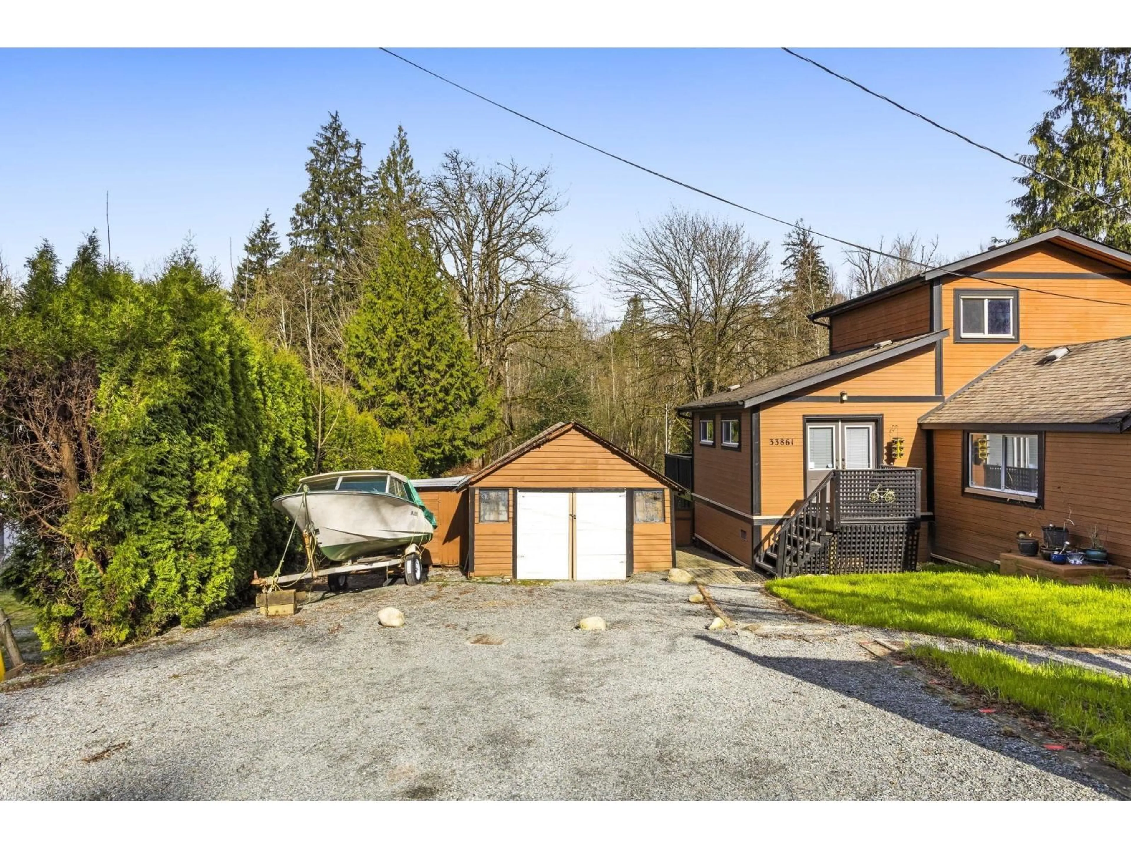 A pic from outside/outdoor area/front of a property/back of a property/a pic from drone, street for 33861 PRENTIS AVENUE, Mission British Columbia V2V2J7