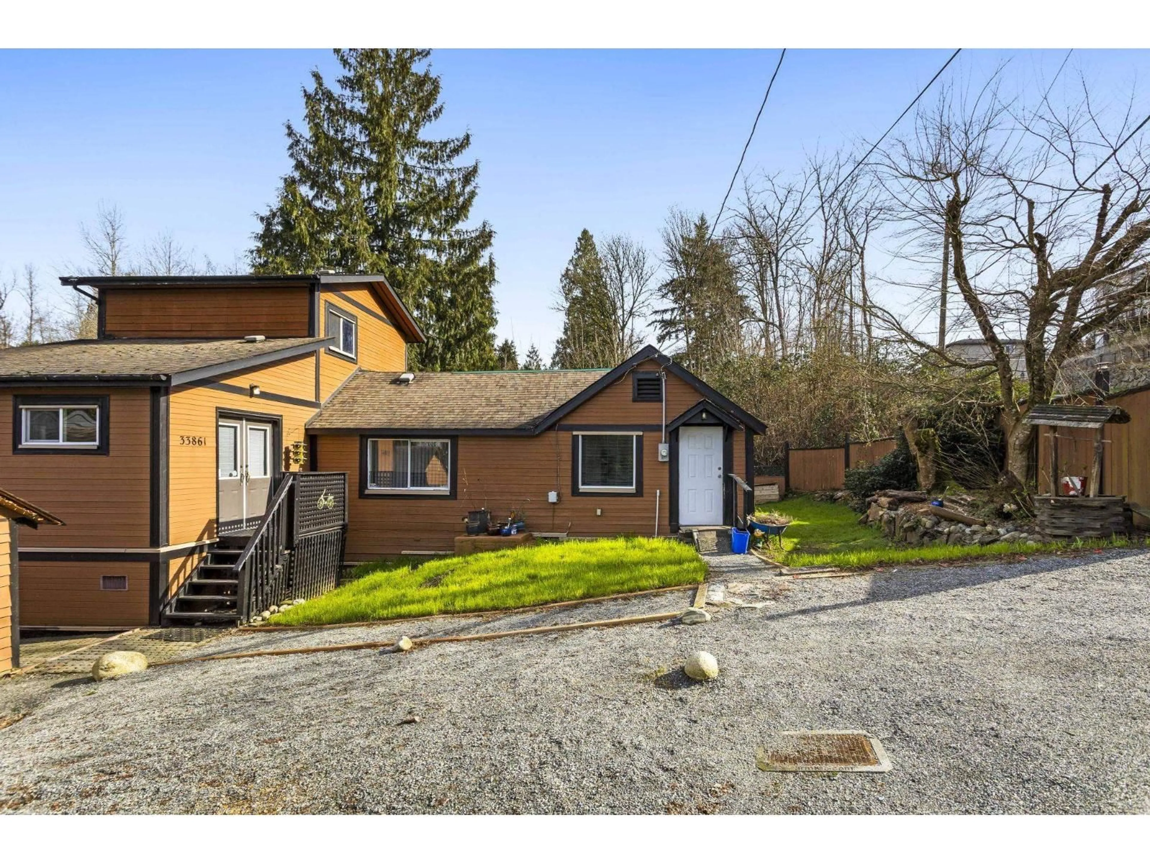 A pic from outside/outdoor area/front of a property/back of a property/a pic from drone, street for 33861 PRENTIS AVENUE, Mission British Columbia V2V2J7