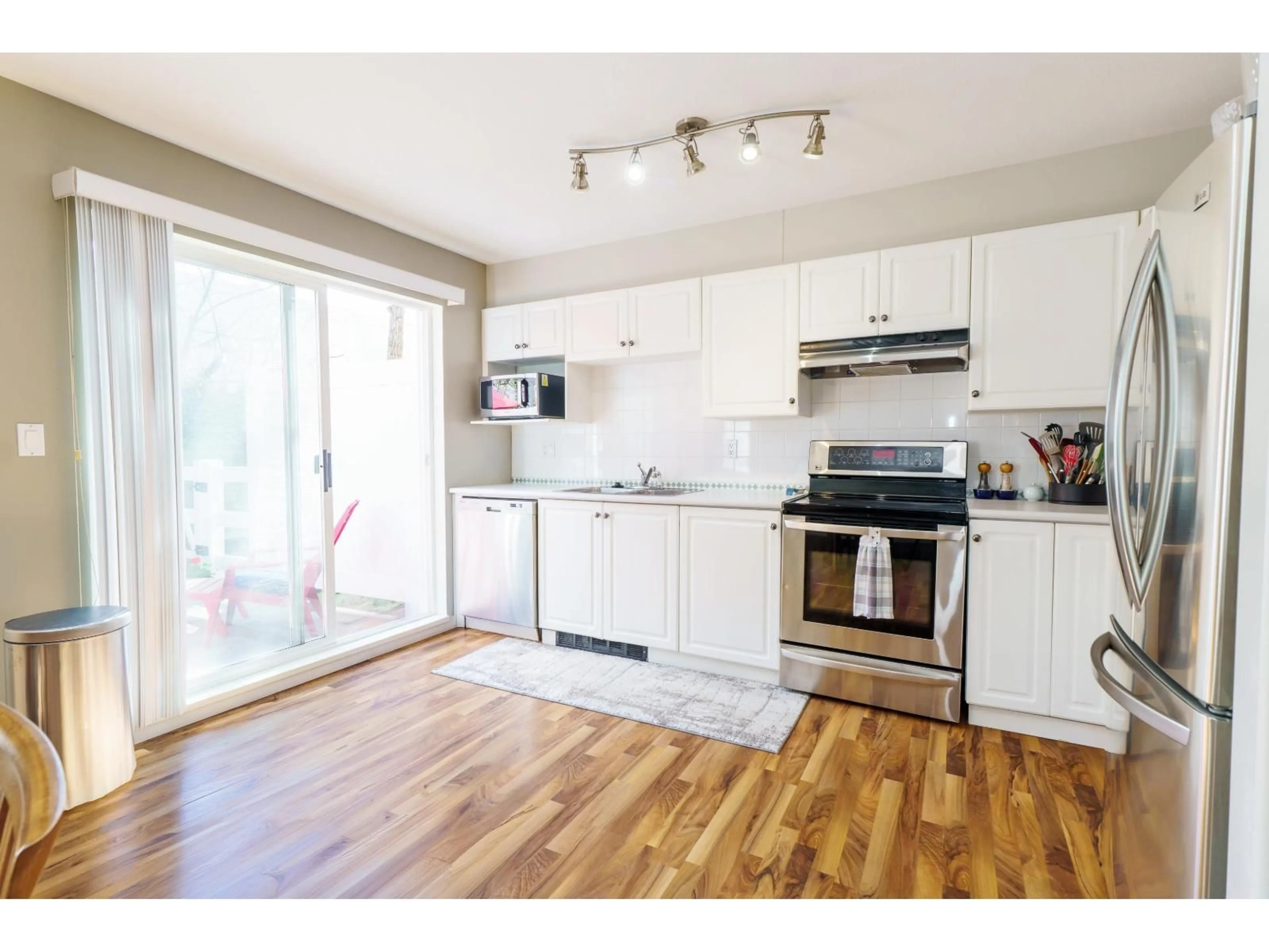 Open concept kitchen, wood/laminate floor for 26 - 8890 WALNUT GROVE DRIVE, Langley British Columbia V1M3W6