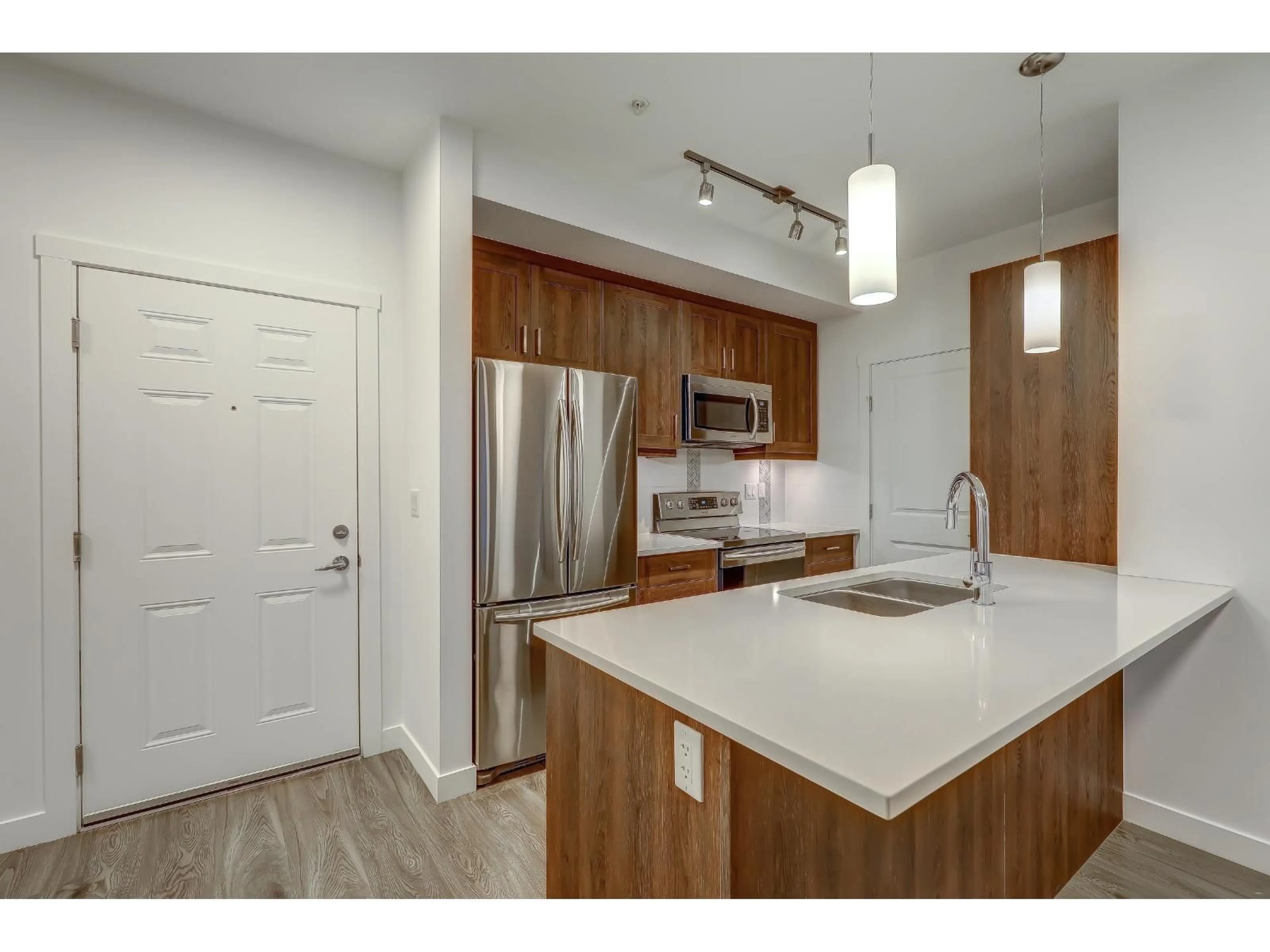 Open concept kitchen, wood/laminate floor for 505 - 20826 72 AVENUE, Langley British Columbia V2Y0Z9