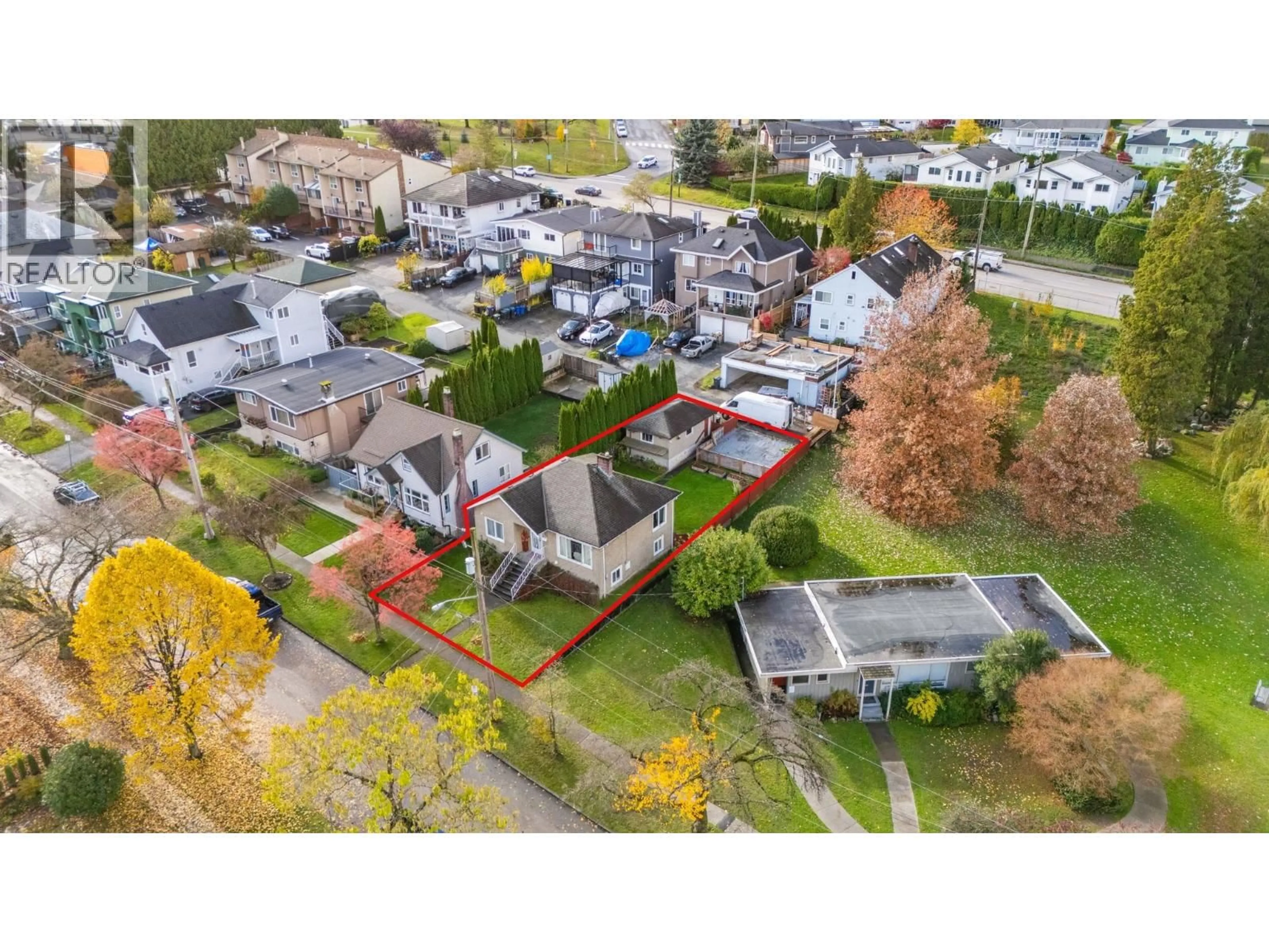 A pic from outside/outdoor area/front of a property/back of a property/a pic from drone, street for 523 KELLY STREET, New Westminster British Columbia V3L3V1