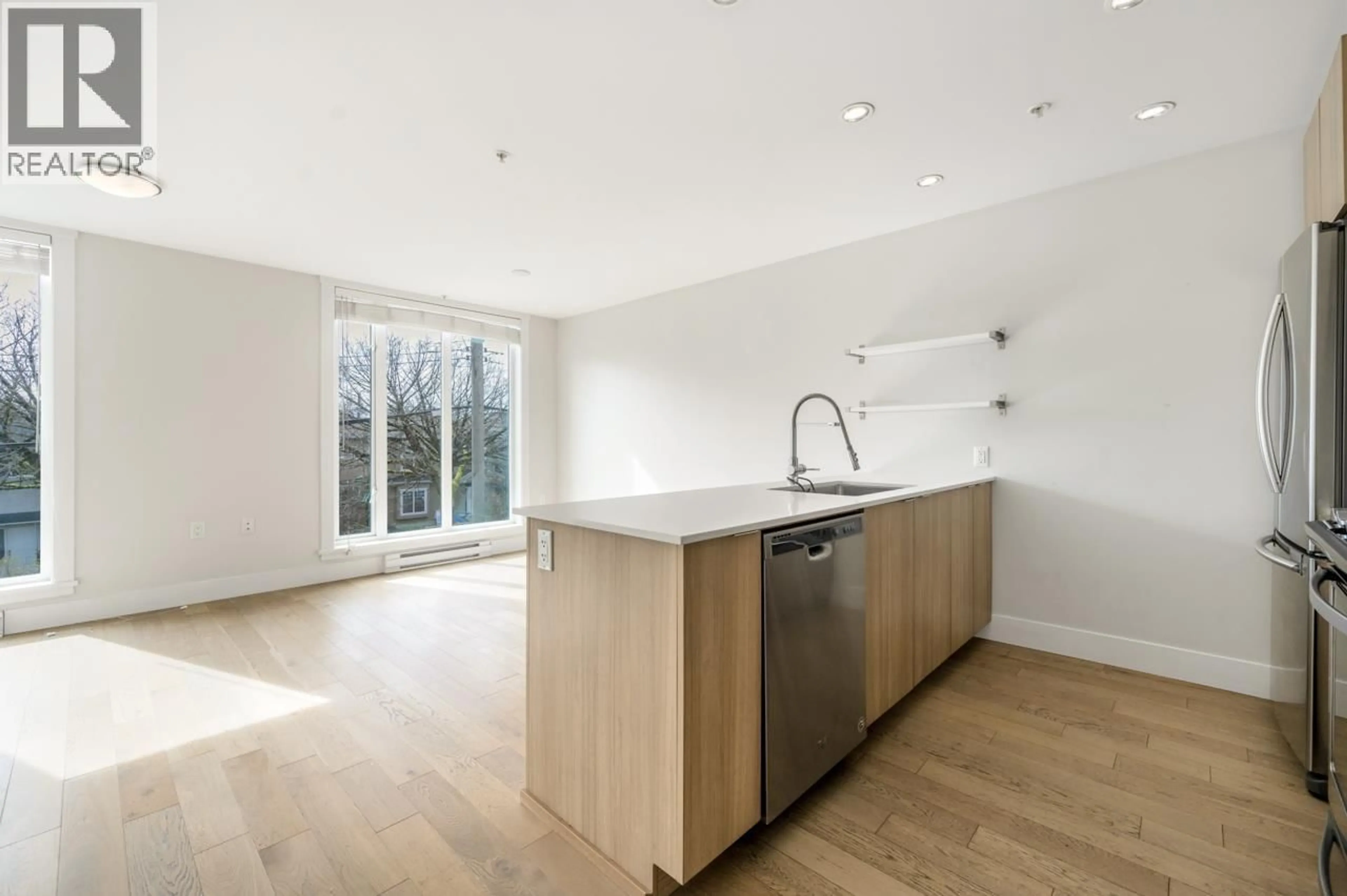 Open concept kitchen, wood/laminate floor for 8 - 531 16TH AVENUE, West Vancouver British Columbia V5T2V1