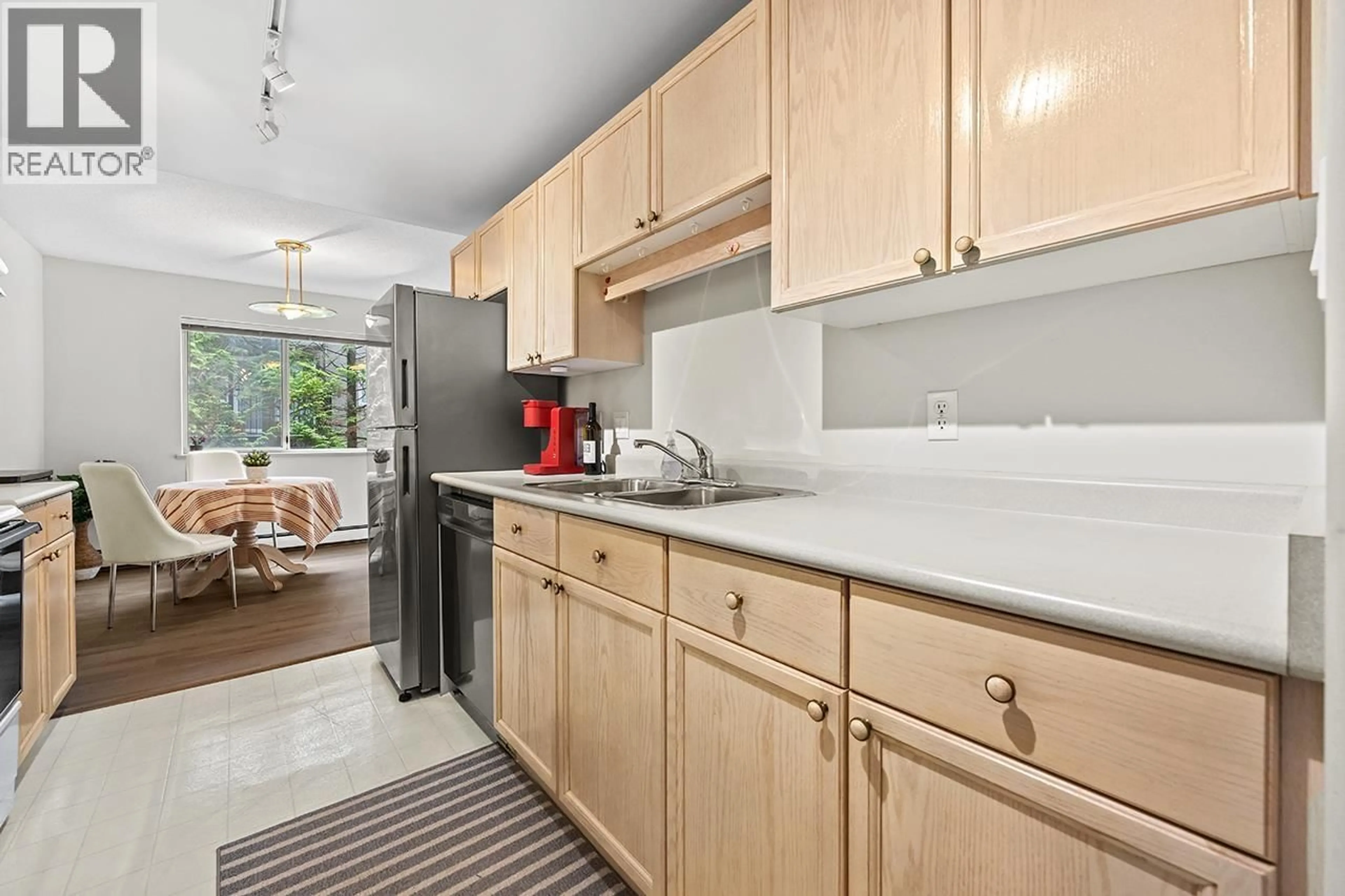 Standard kitchen, unknown for 205 - 6388 MARLBOROUGH AVENUE, Burnaby British Columbia V5H4P4