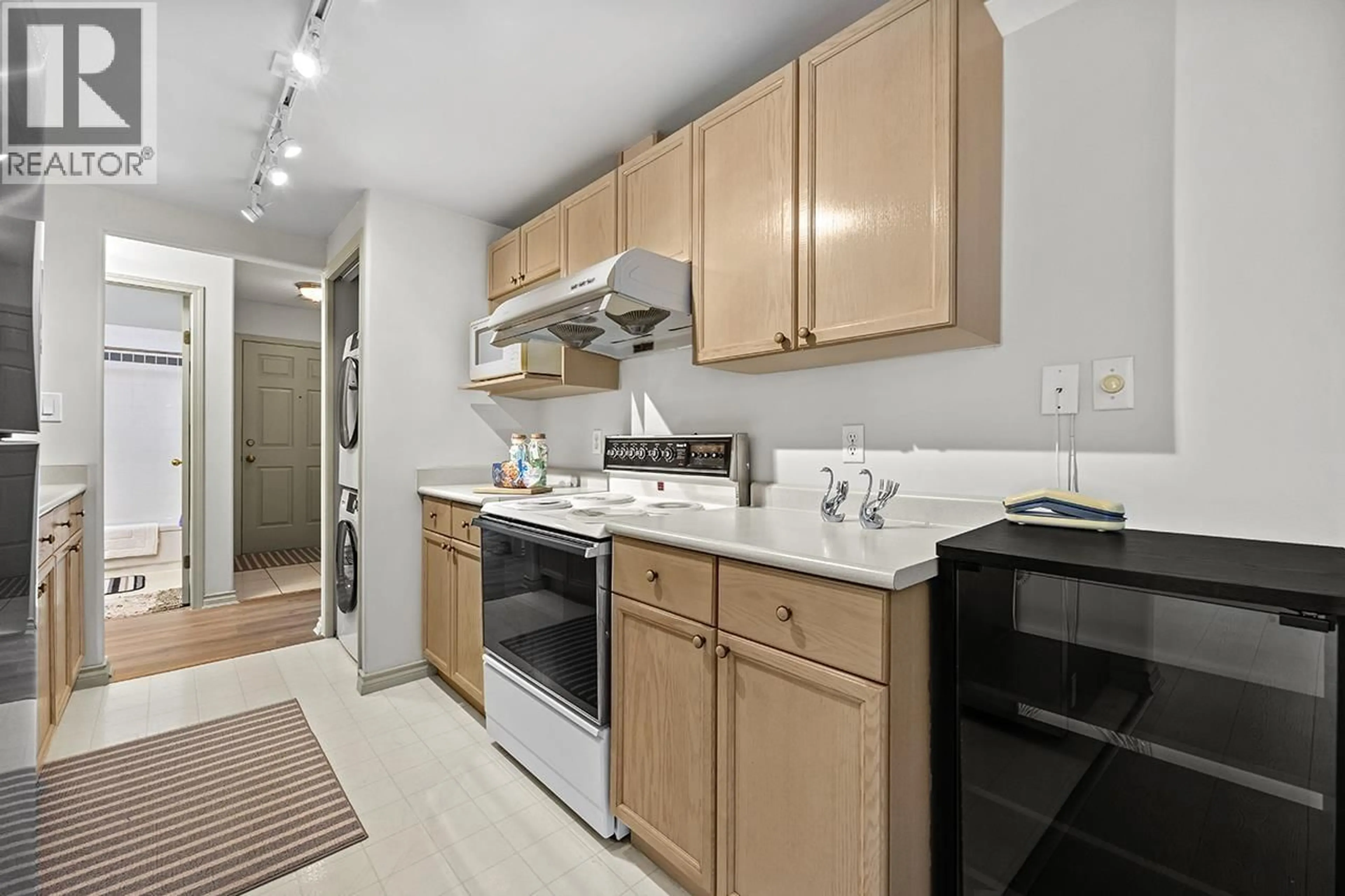 Standard kitchen, unknown for 205 - 6388 MARLBOROUGH AVENUE, Burnaby British Columbia V5H4P4