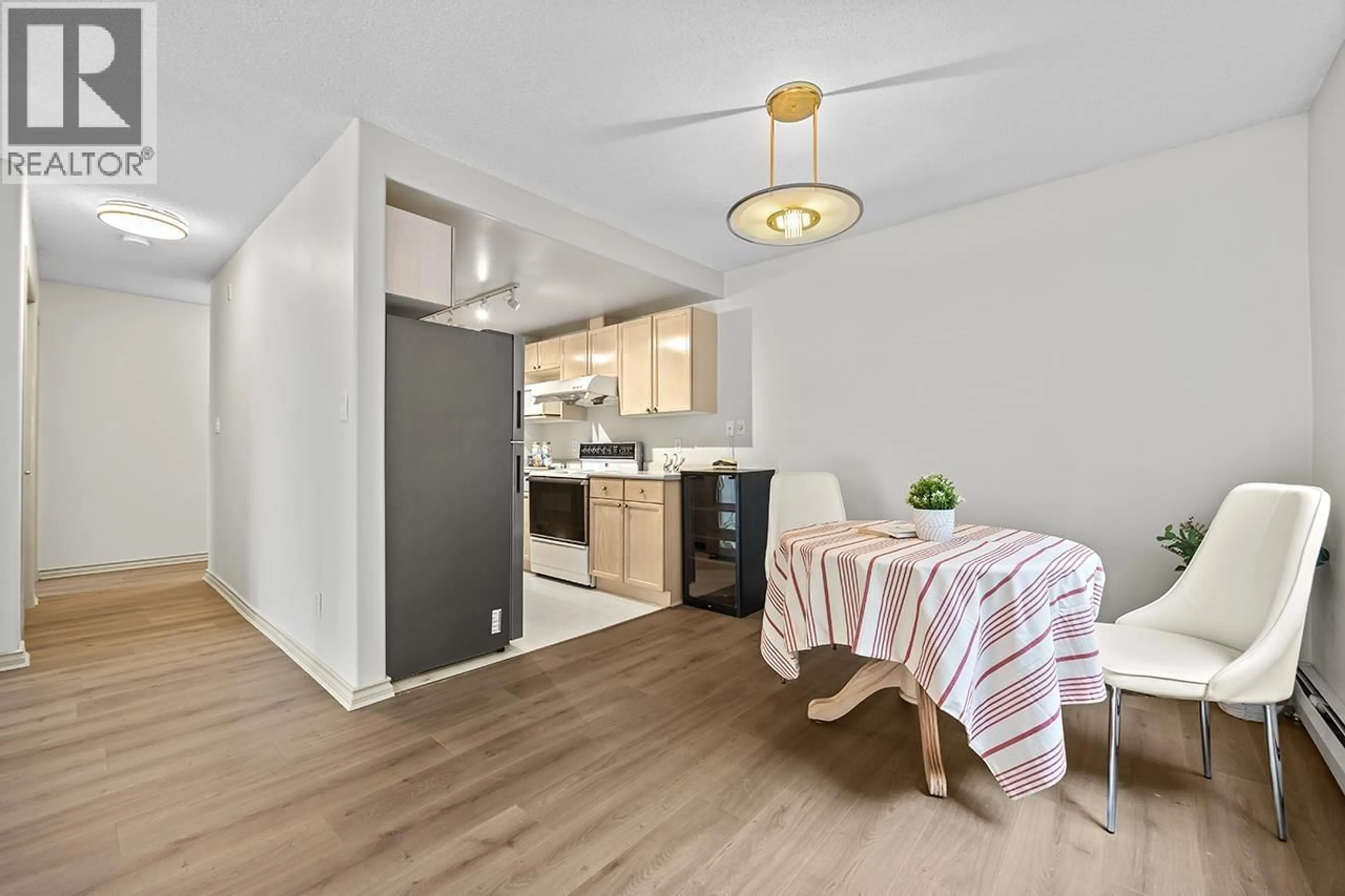 Open concept kitchen, wood/laminate floor for 205 - 6388 MARLBOROUGH AVENUE, Burnaby British Columbia V5H4P4