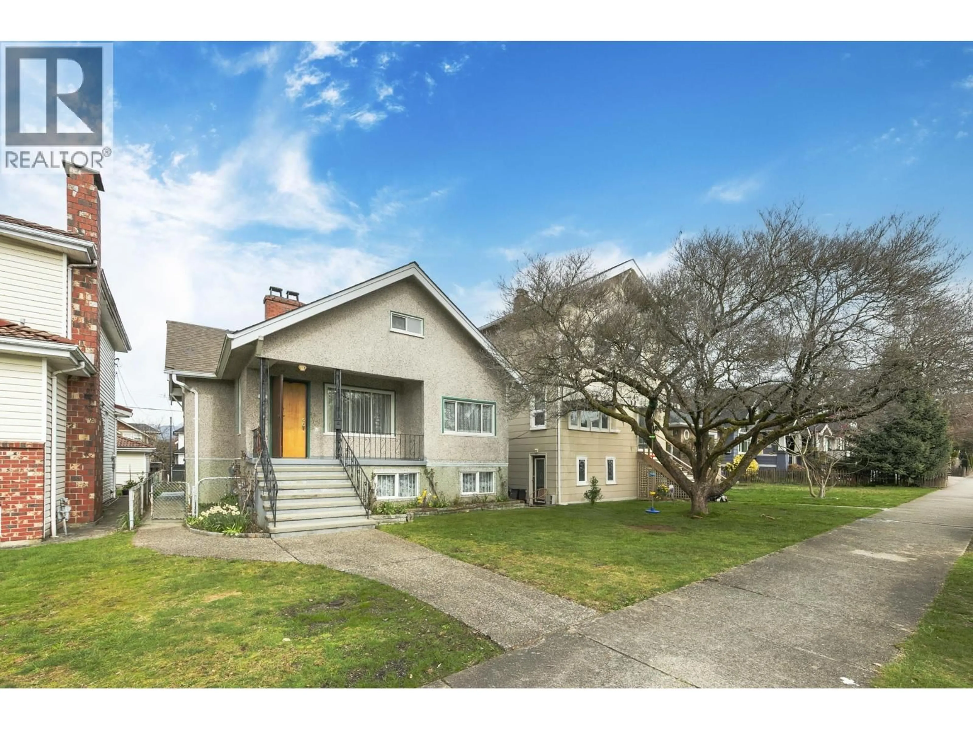 Home with vinyl exterior material, street for 3521 TRIUMPH STREET, Vancouver British Columbia V5K1V2